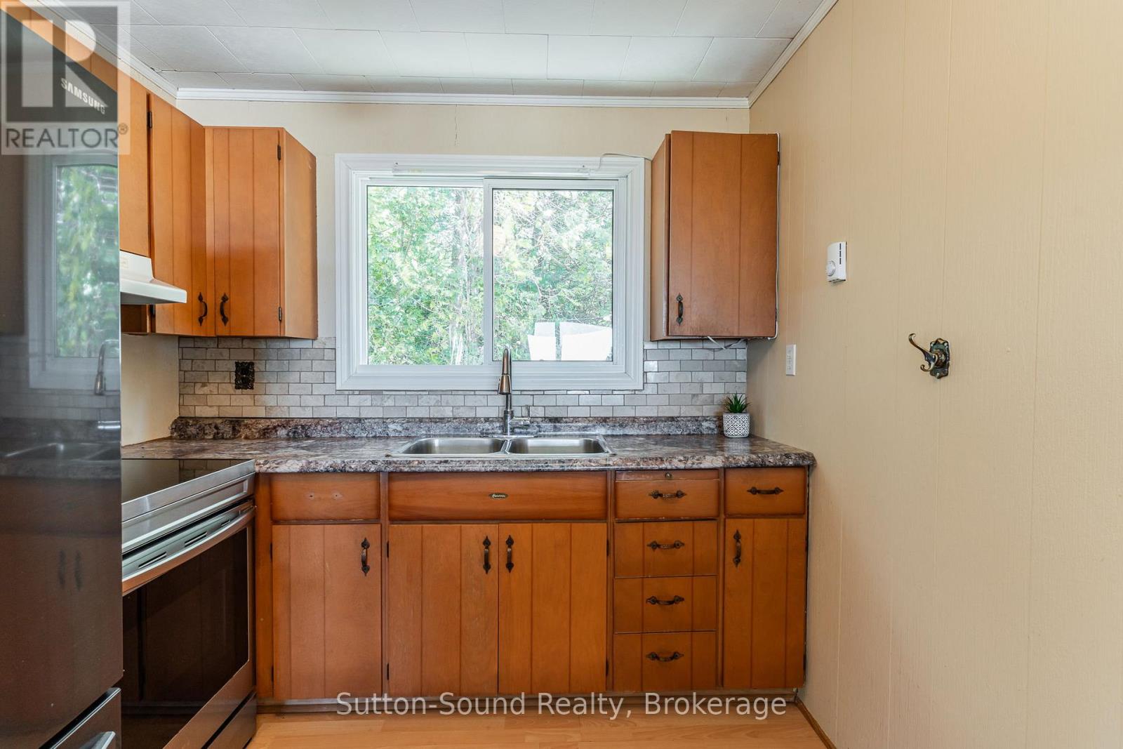1292 Sunset Drive, South Bruce Peninsula, Ontario  N0H 2T0 - Photo 19 - X12090951