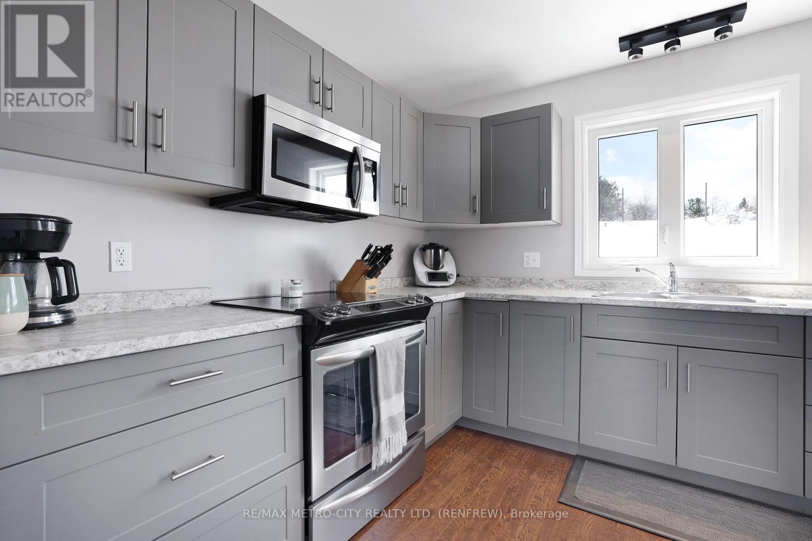 148 Haramis Drive, Renfrew, Ontario  K7V 4M8 - Photo 8 - X12076709