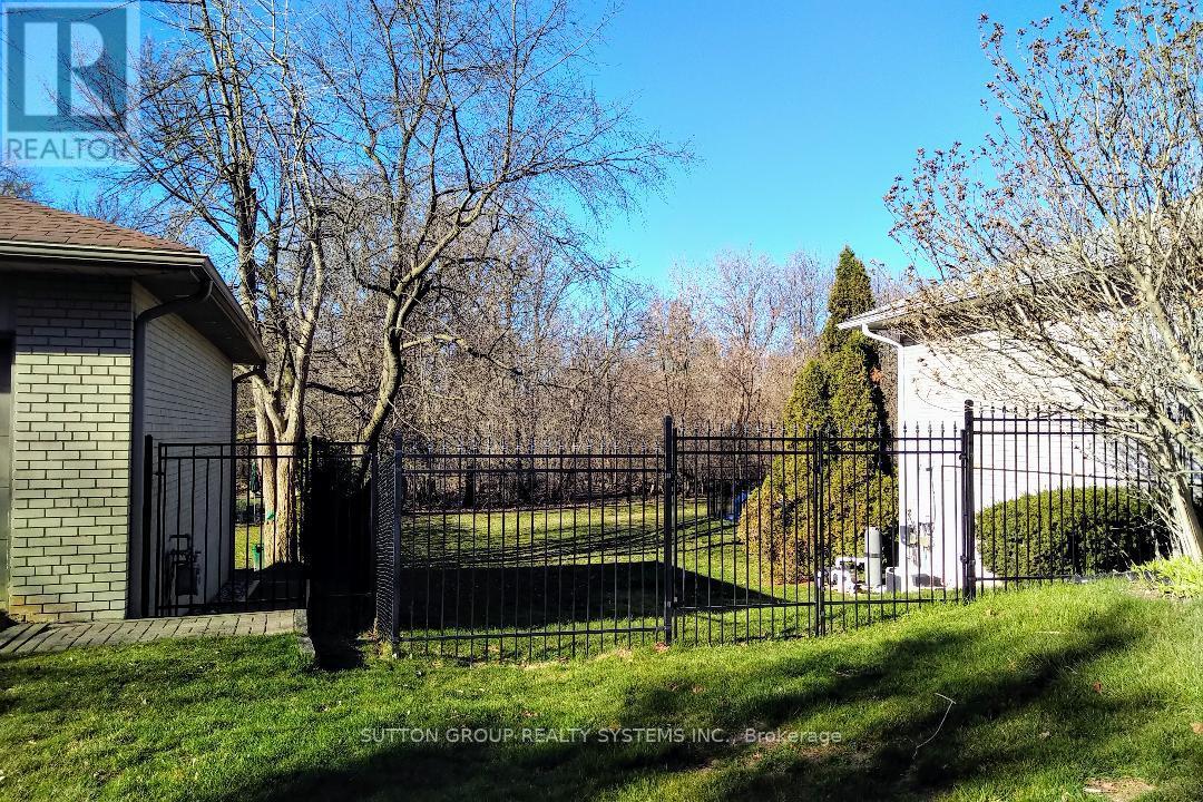 1606 Crediton Parkway E, Mississauga, Ontario  L5G 3X3 - Photo 10 - W12037152