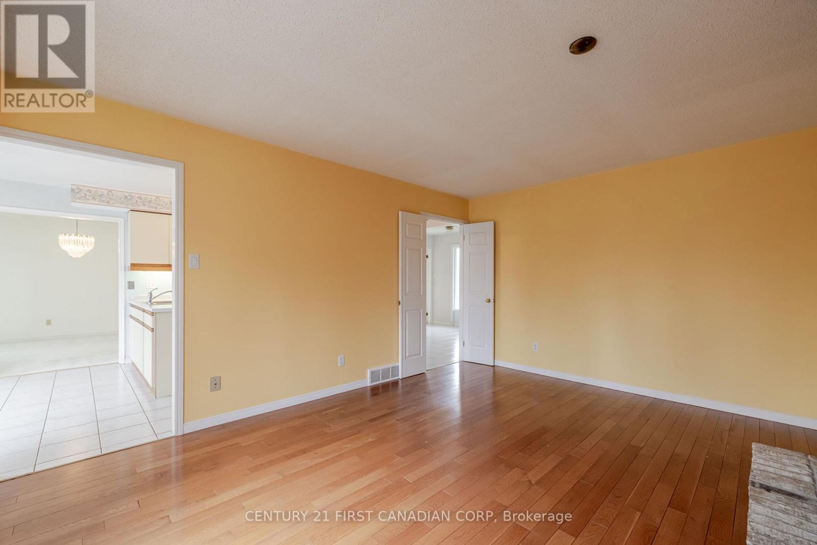 Photo 8 of 43 for 7037 Diane Crescent