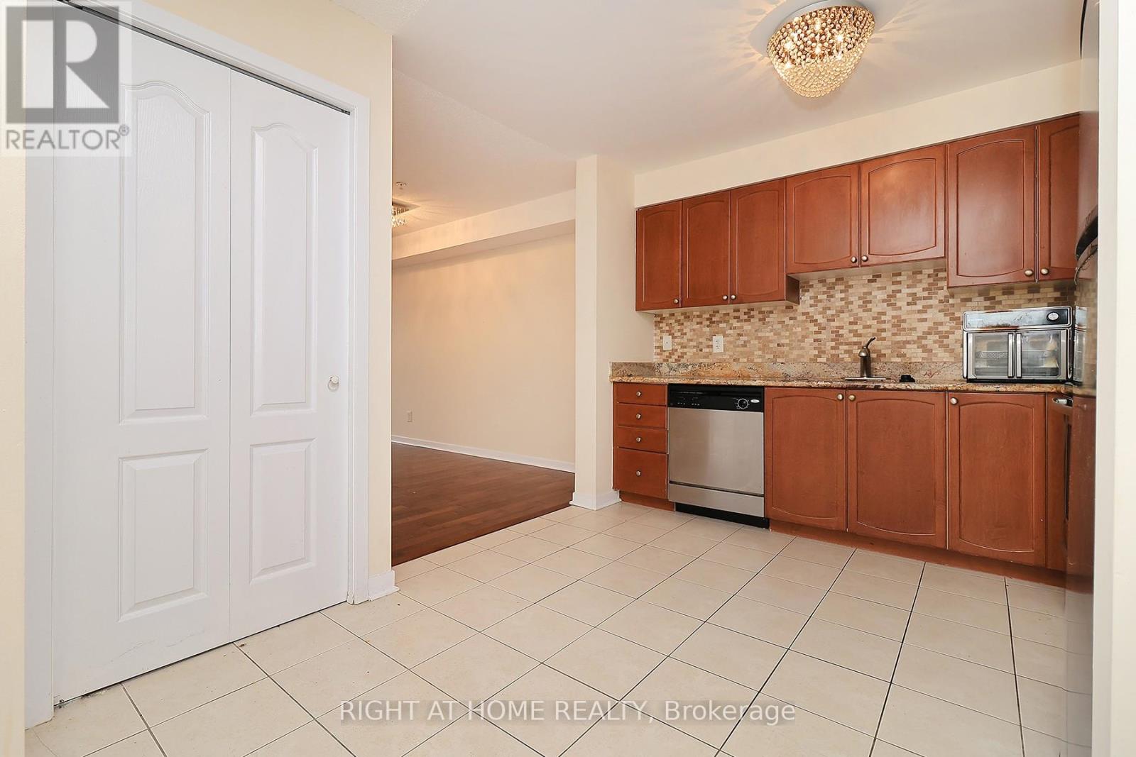 2206 - 6 Dayspring Circle, Brampton, Ontario  L6P 2Z6 - Photo 11 - W12091011