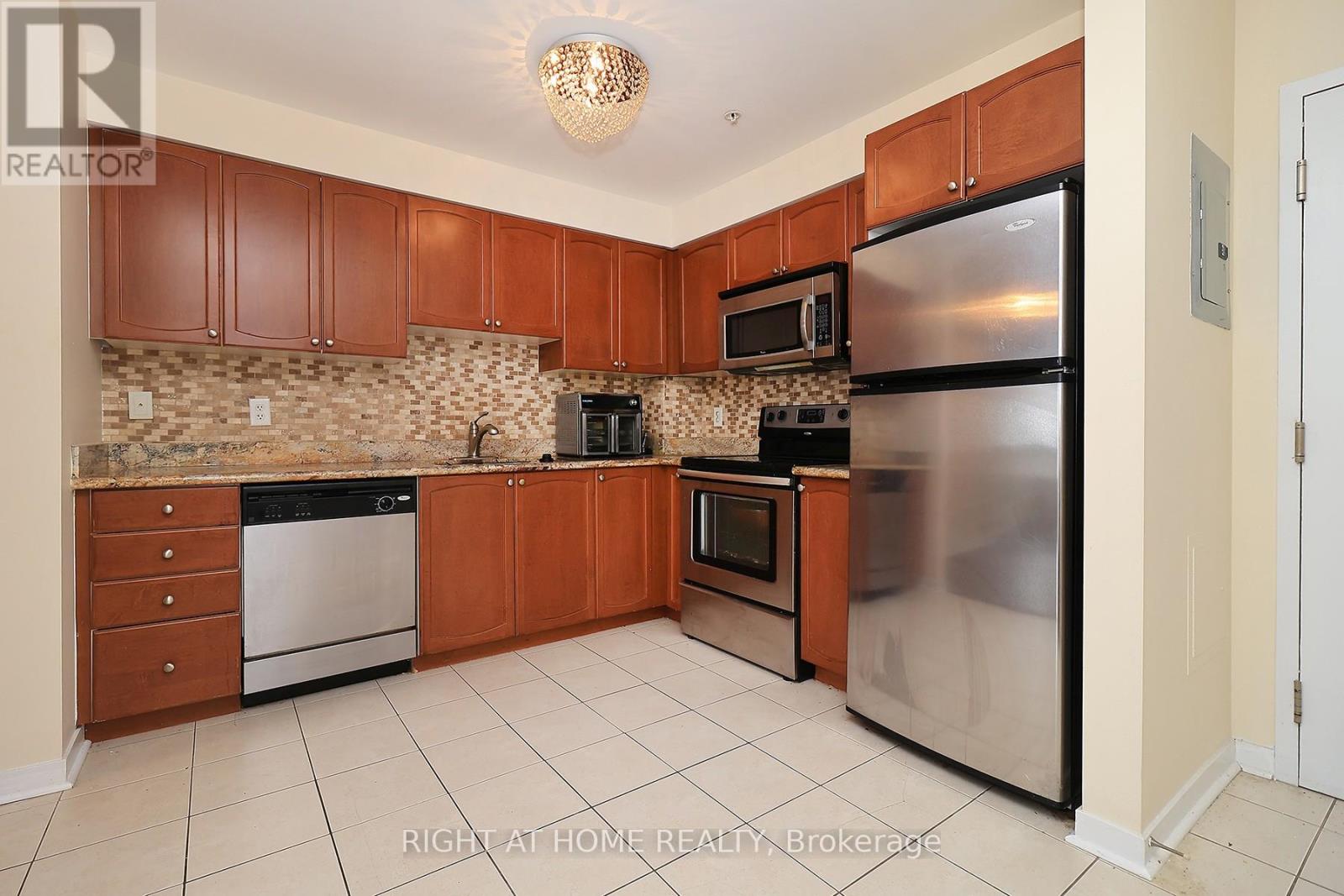 2206 - 6 Dayspring Circle, Brampton, Ontario  L6P 2Z6 - Photo 9 - W12091011