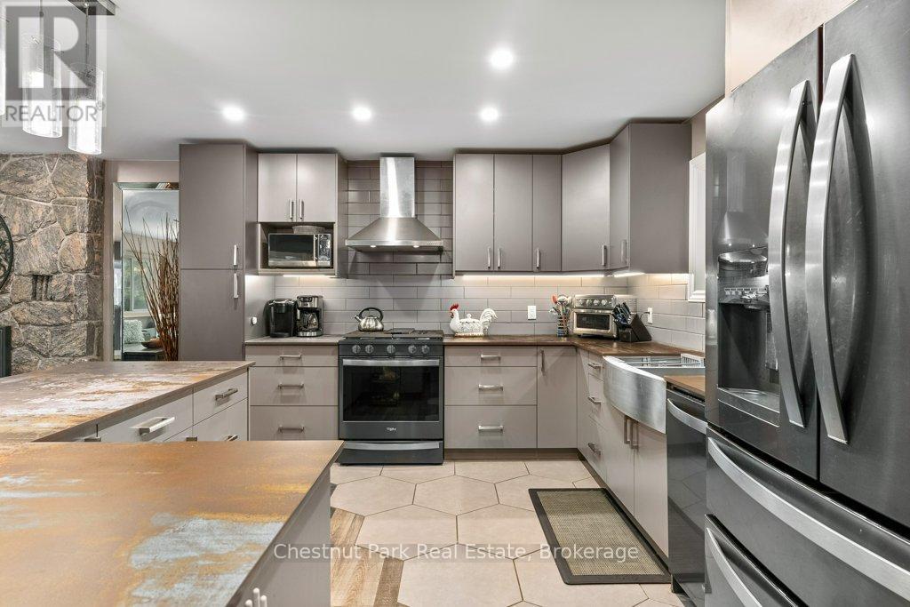 256 Woodland Drive, Huntsville, Ontario  P1H 1A6 - Photo 12 - X12091109