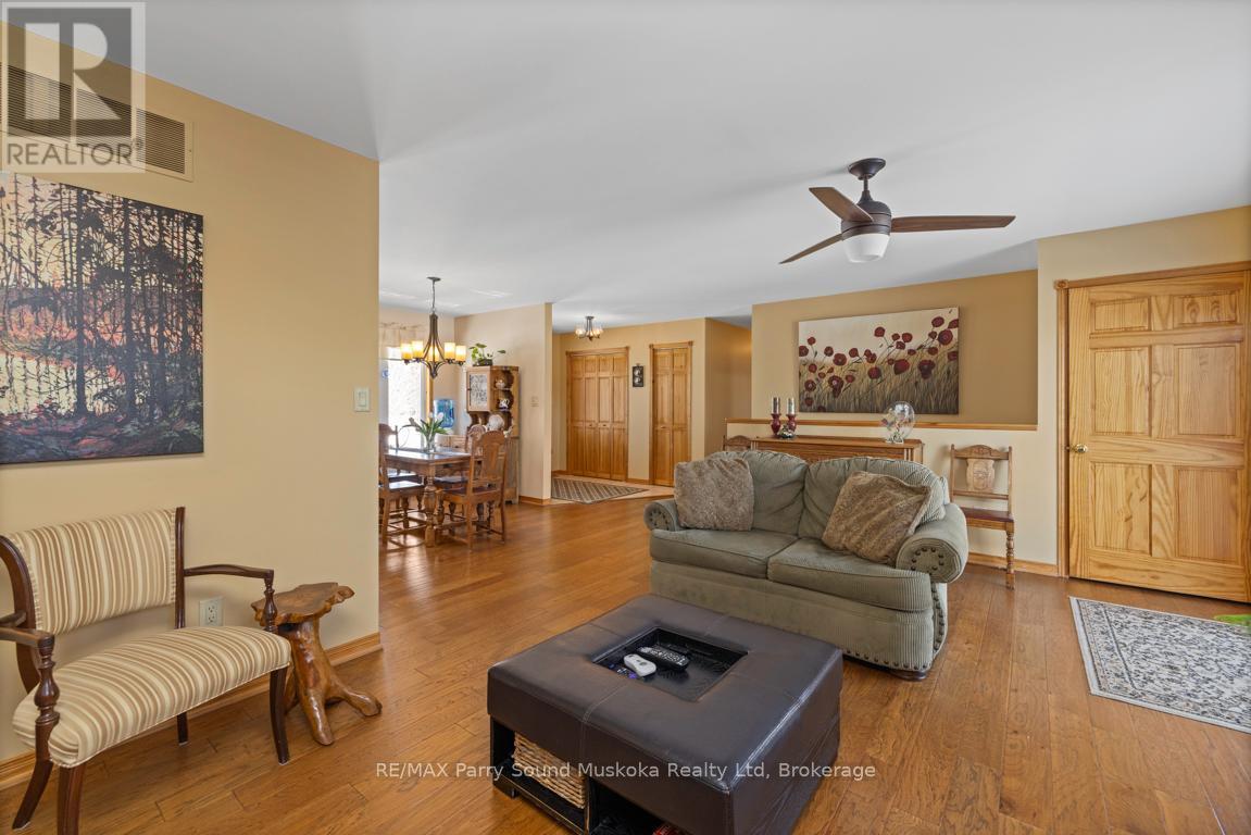 17 Martha Drive, Mckellar, Ontario  P0G 1C0 - Photo 12 - X12047150