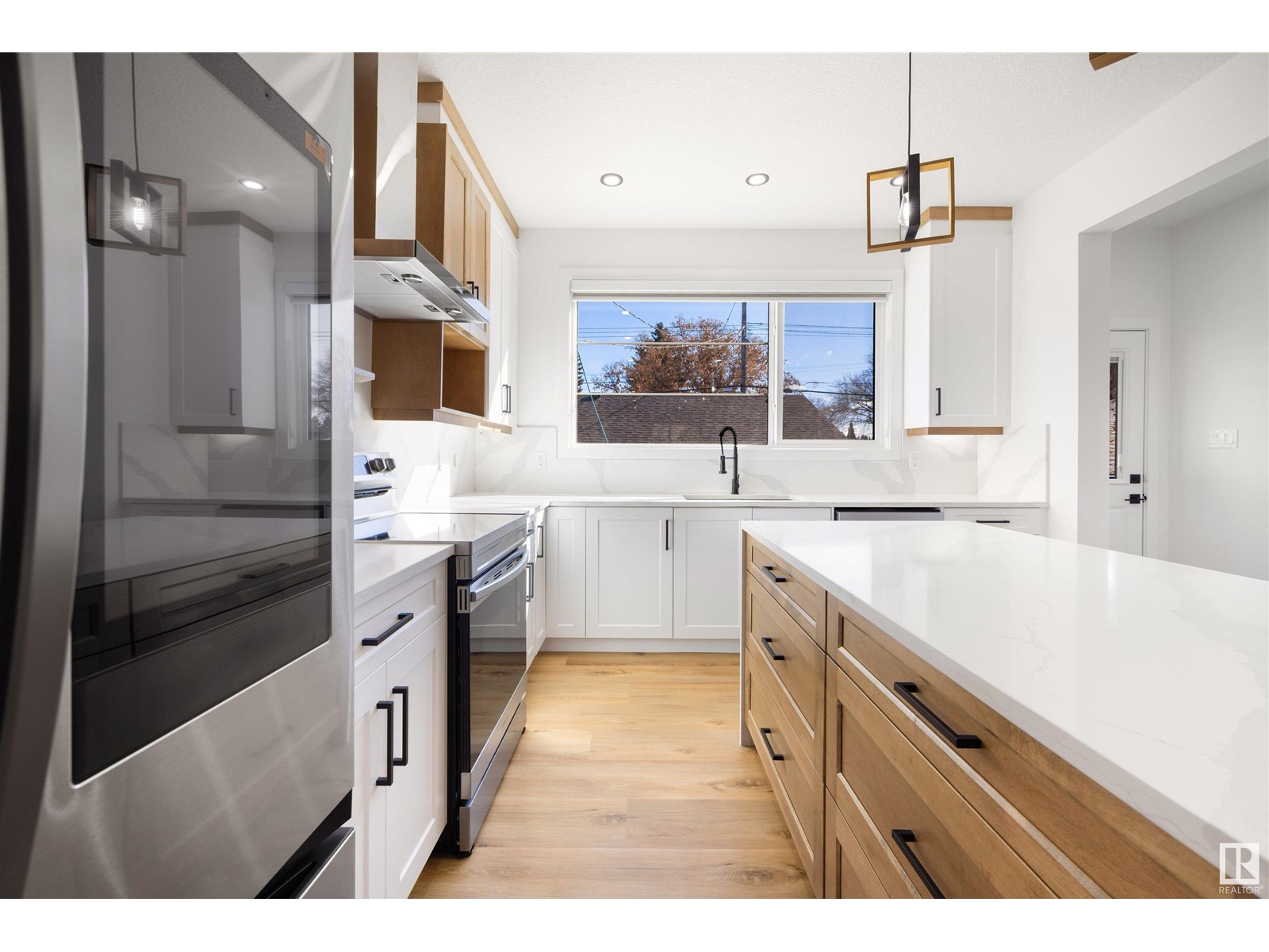 Property at 10711 52 ST NW image 4