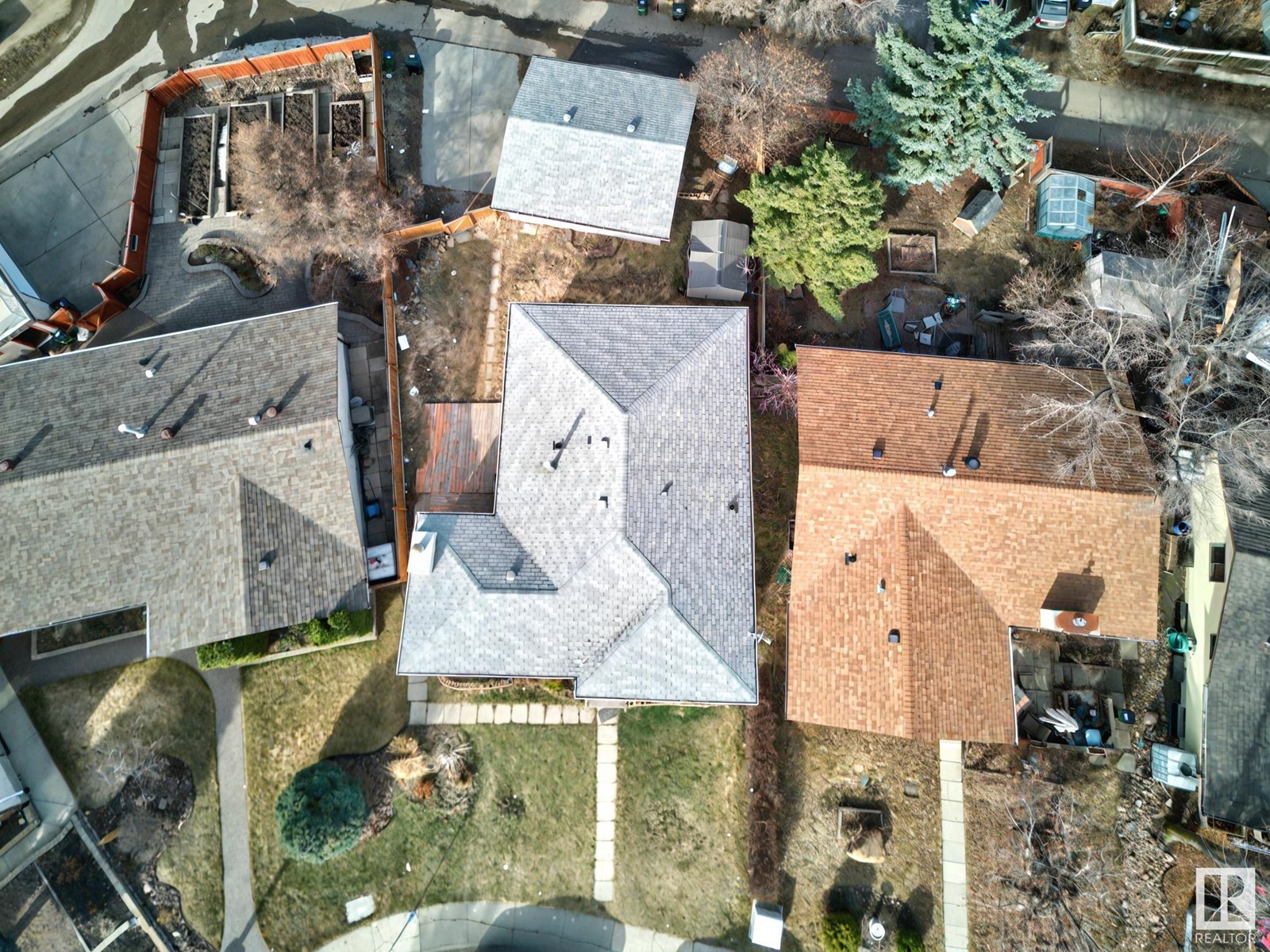 Property at 6224 11 AV NW image 2