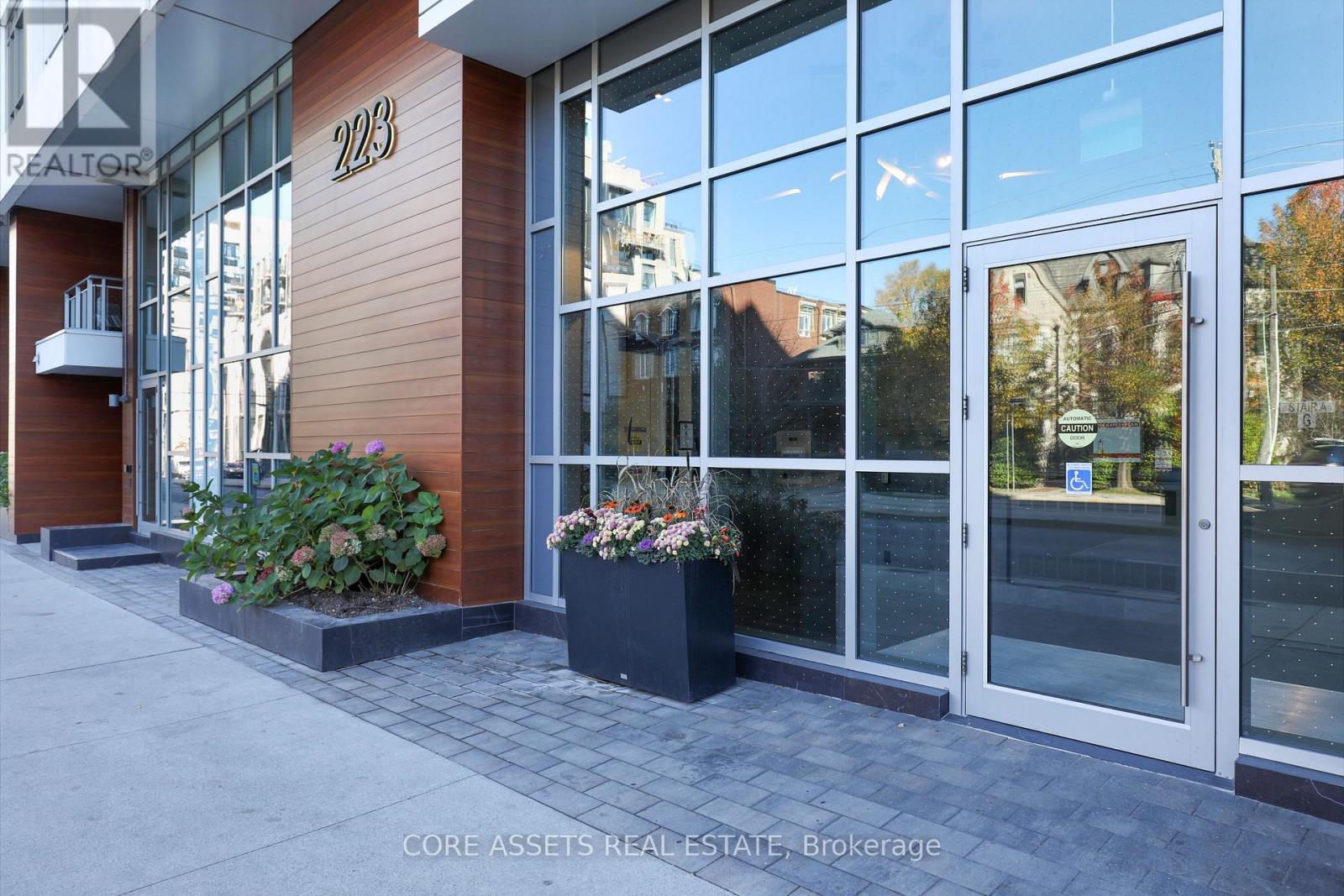 709 - 223 St Clair Avenue W, Toronto, Ontario  M4V 1R3 - Photo 1 - C12090983