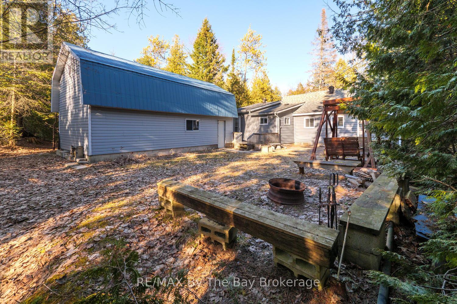 1120 King Edward Avenue, South Bruce Peninsula, Ontario  N0H 2G0 - Photo 8 - X12091231