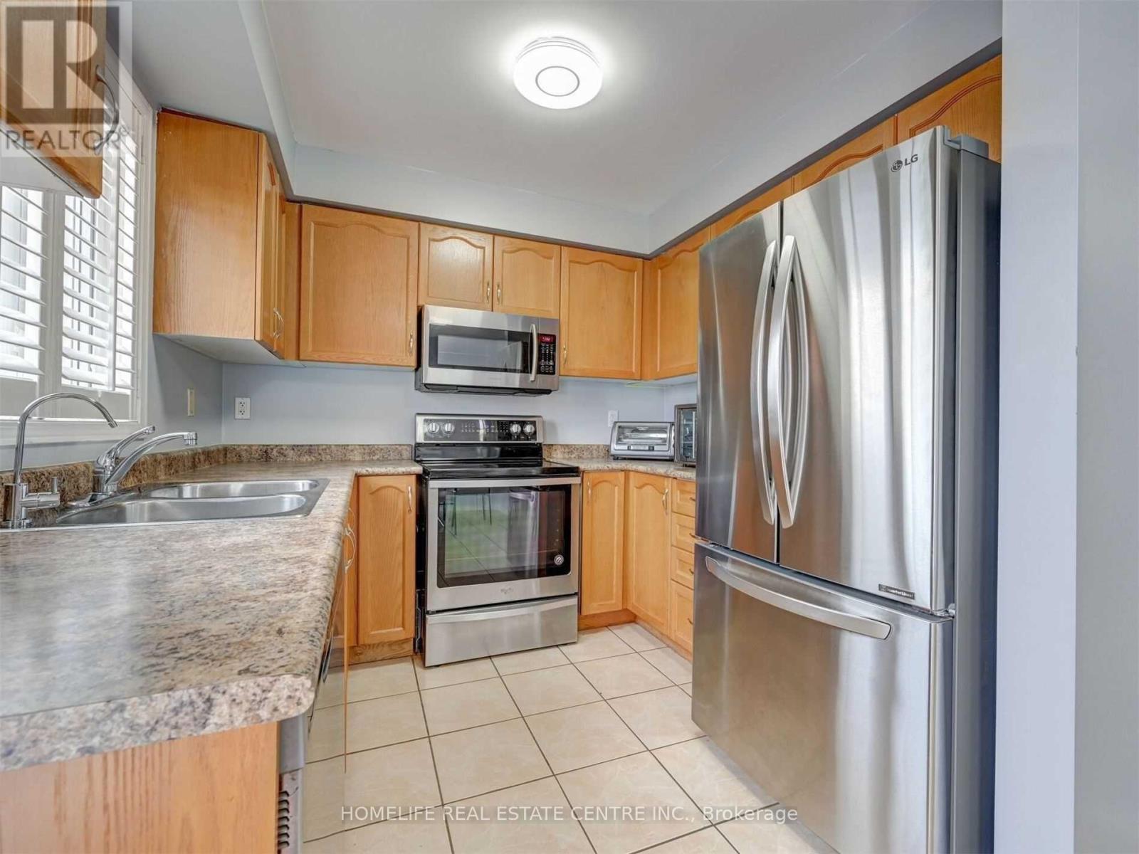 77 Beavervalley Drive, Brampton, Ontario  L7A 3R3 - Photo 10 - W12090478