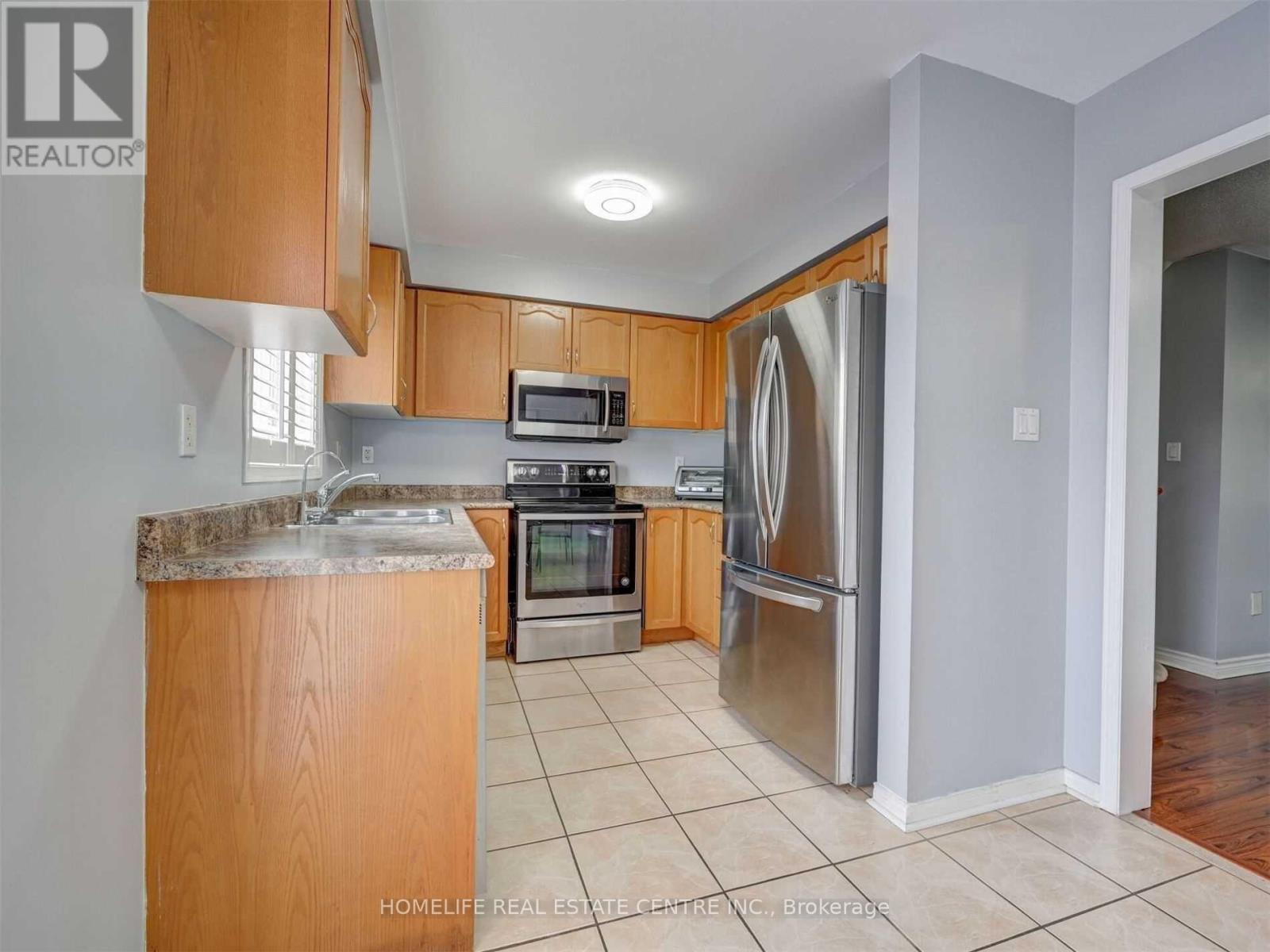 77 Beavervalley Drive, Brampton, Ontario  L7A 3R3 - Photo 11 - W12090478