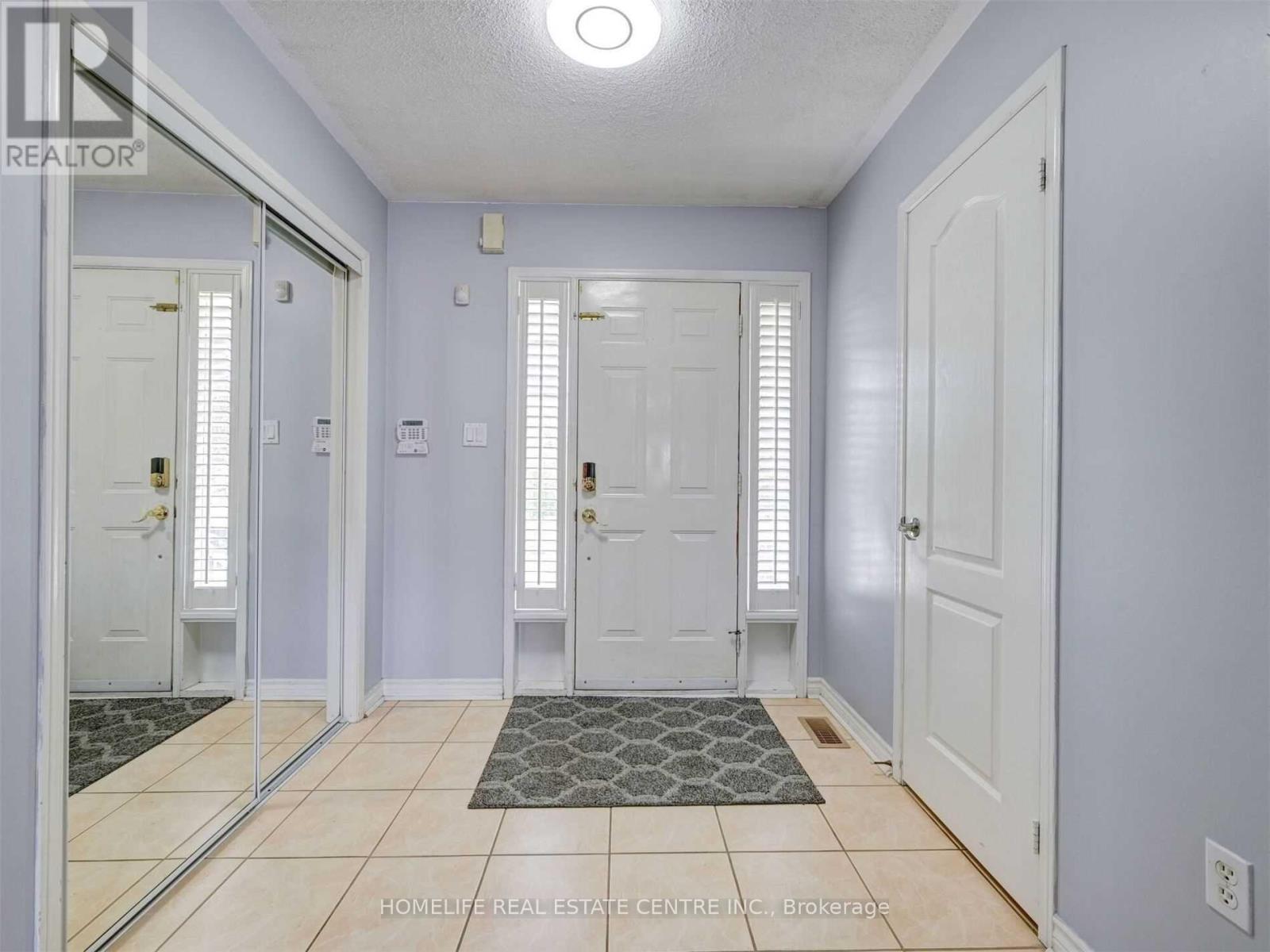 77 Beavervalley Drive, Brampton, Ontario  L7A 3R3 - Photo 4 - W12090478