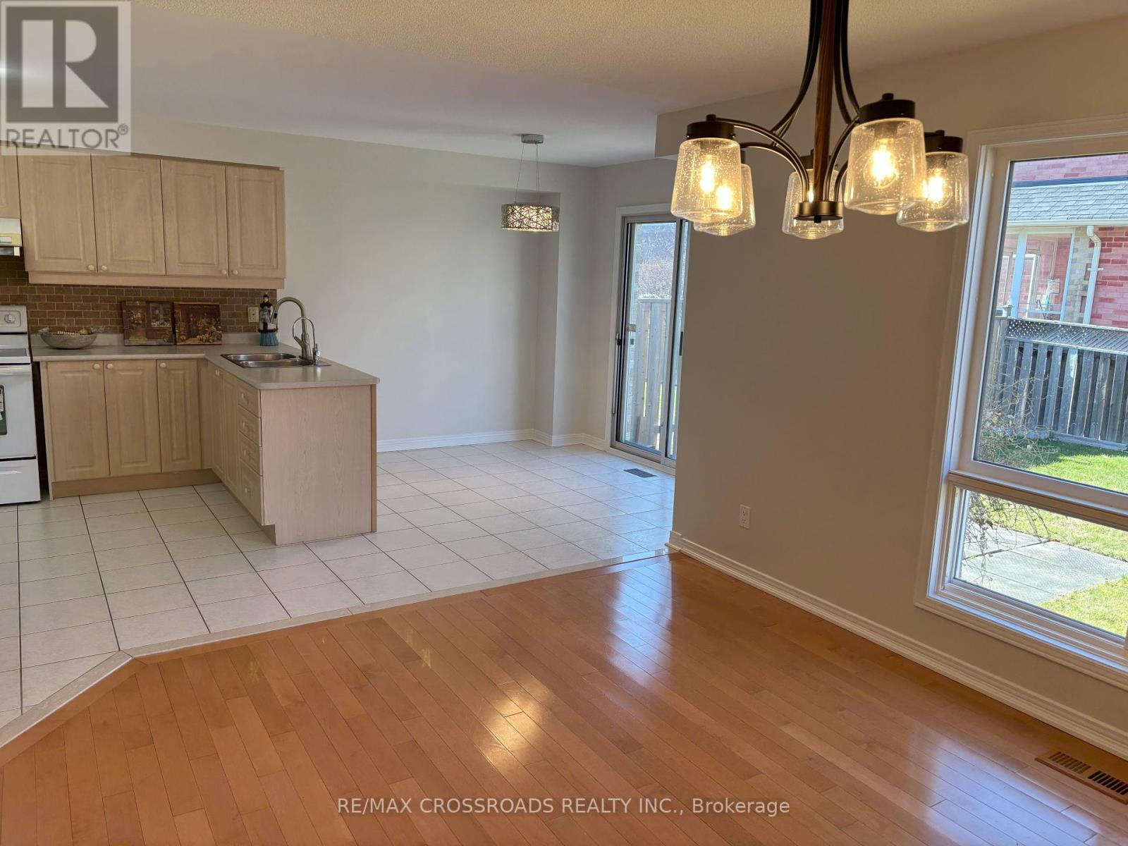 110 Halterwood Circle, Markham, Ontario  L3P 7T3 - Photo 6 - N12091350