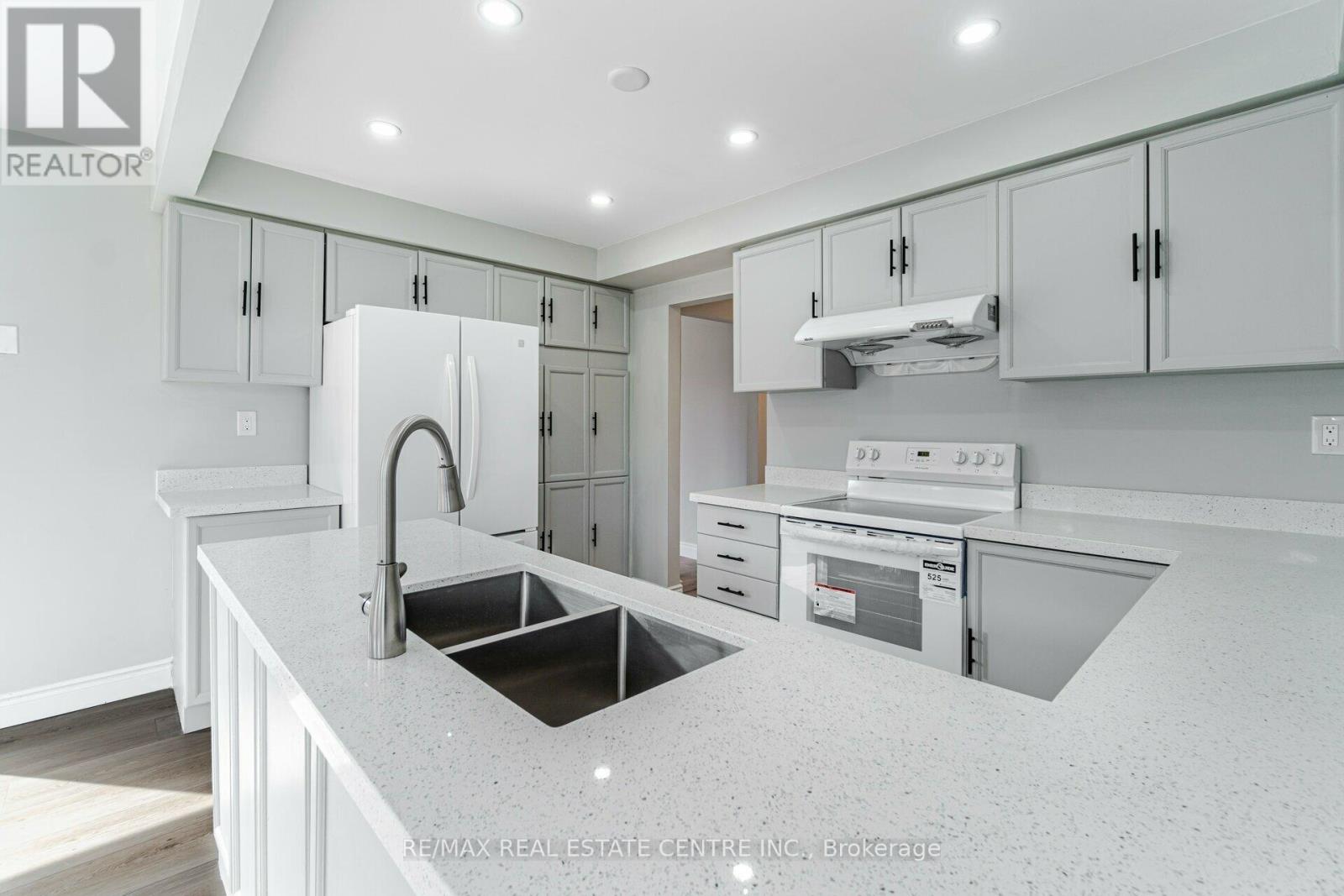 3246 Trelawny Circle, Mississauga, Ontario  L5N 5G6 - Photo 10 - W12091353