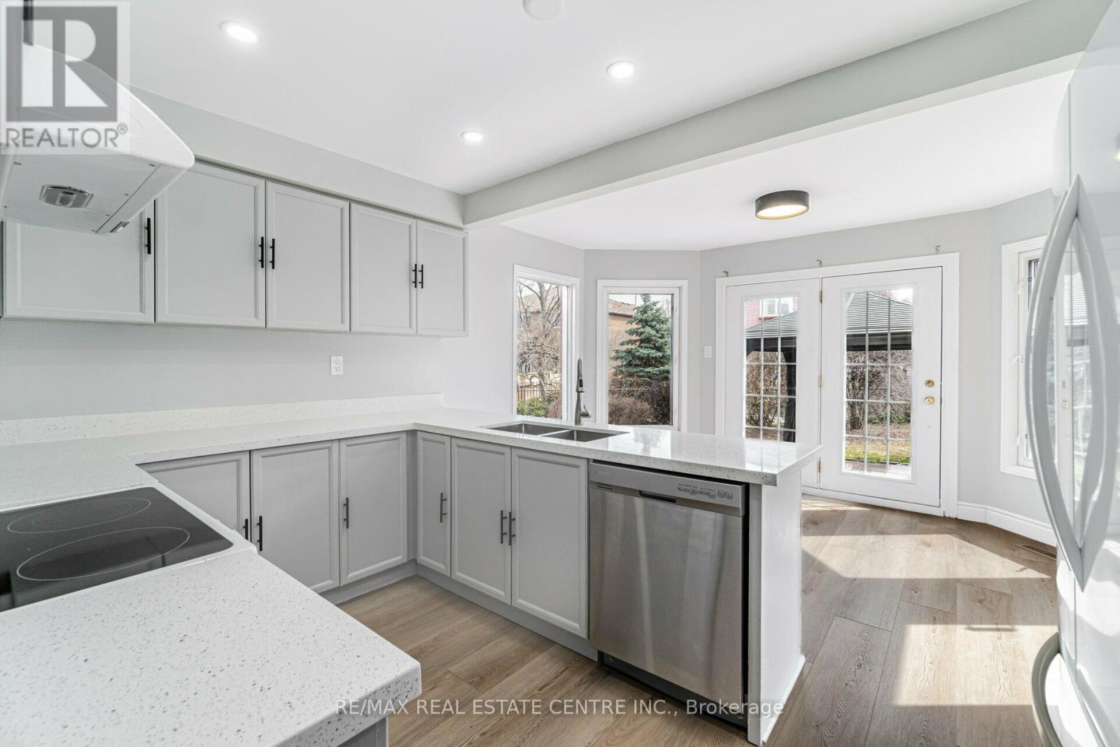 3246 Trelawny Circle, Mississauga, Ontario  L5N 5G6 - Photo 12 - W12091353