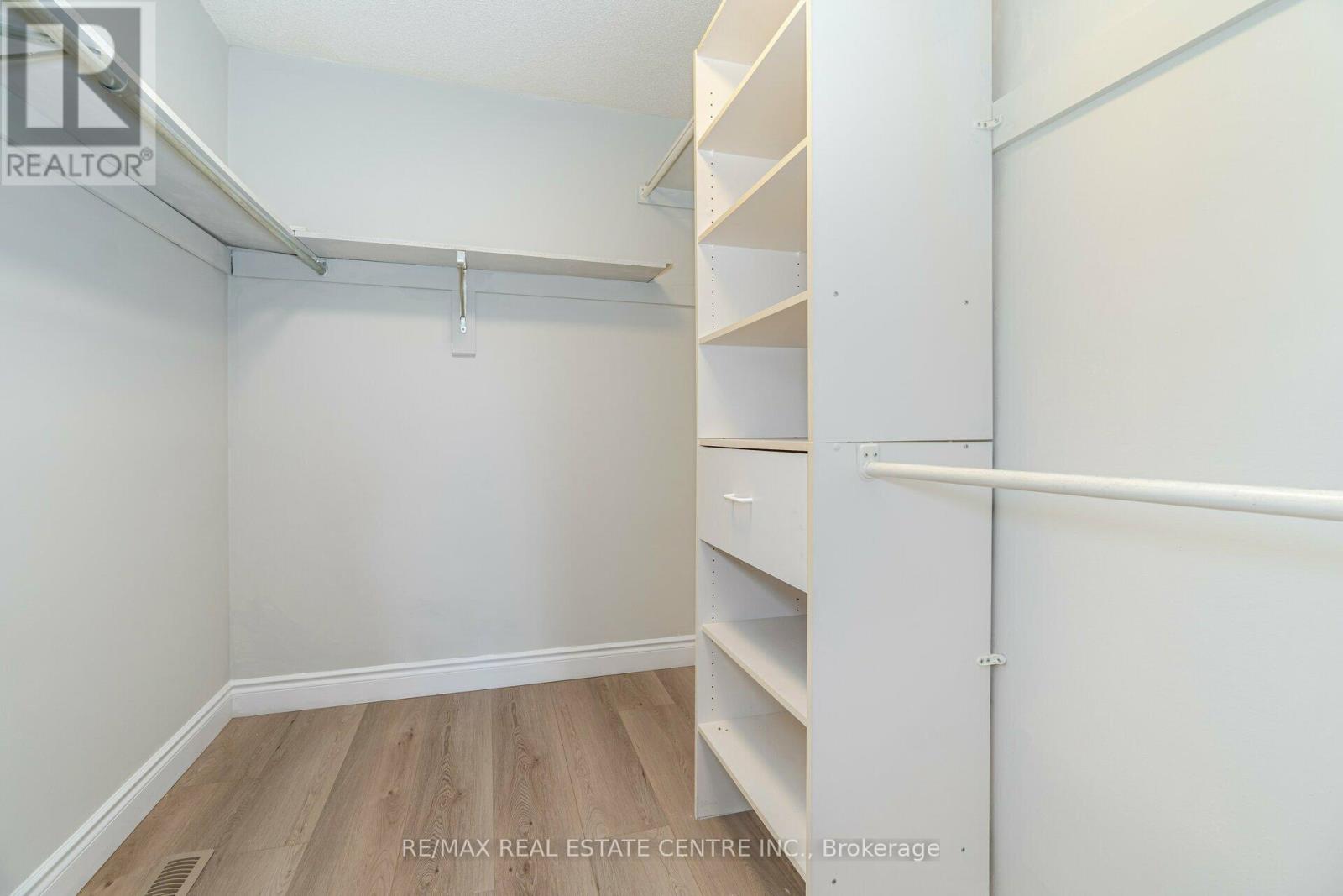 3246 Trelawny Circle, Mississauga, Ontario  L5N 5G6 - Photo 21 - W12091353