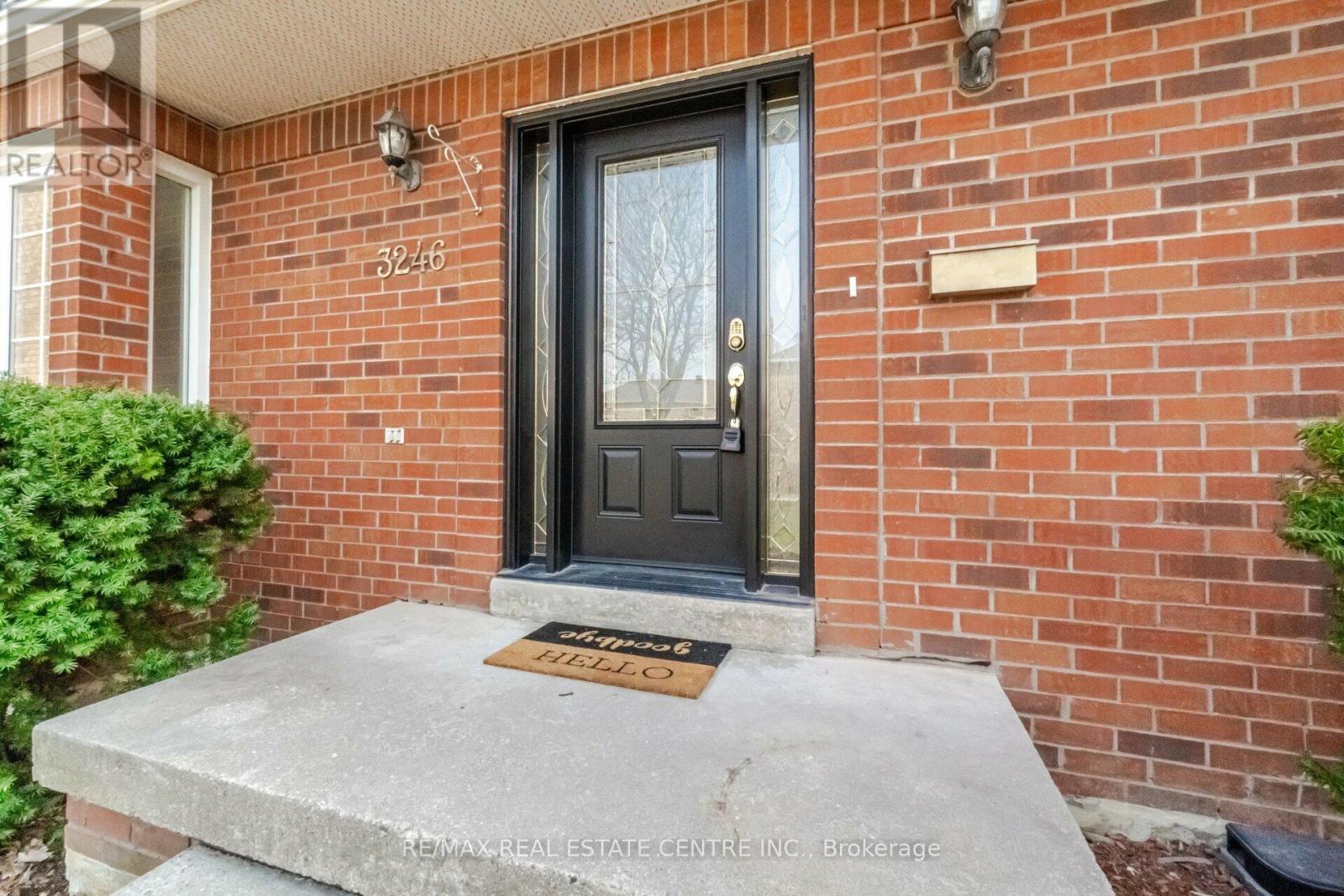 3246 Trelawny Circle, Mississauga, Ontario  L5N 5G6 - Photo 3 - W12091353