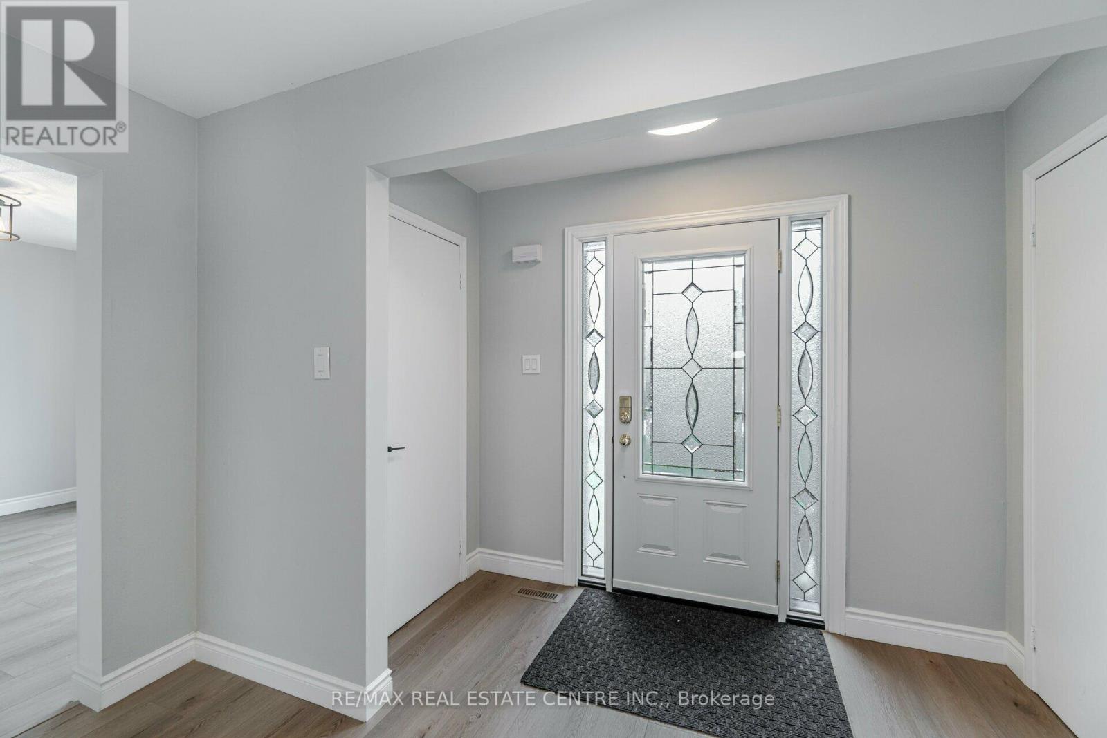 3246 Trelawny Circle, Mississauga, Ontario  L5N 5G6 - Photo 4 - W12091353