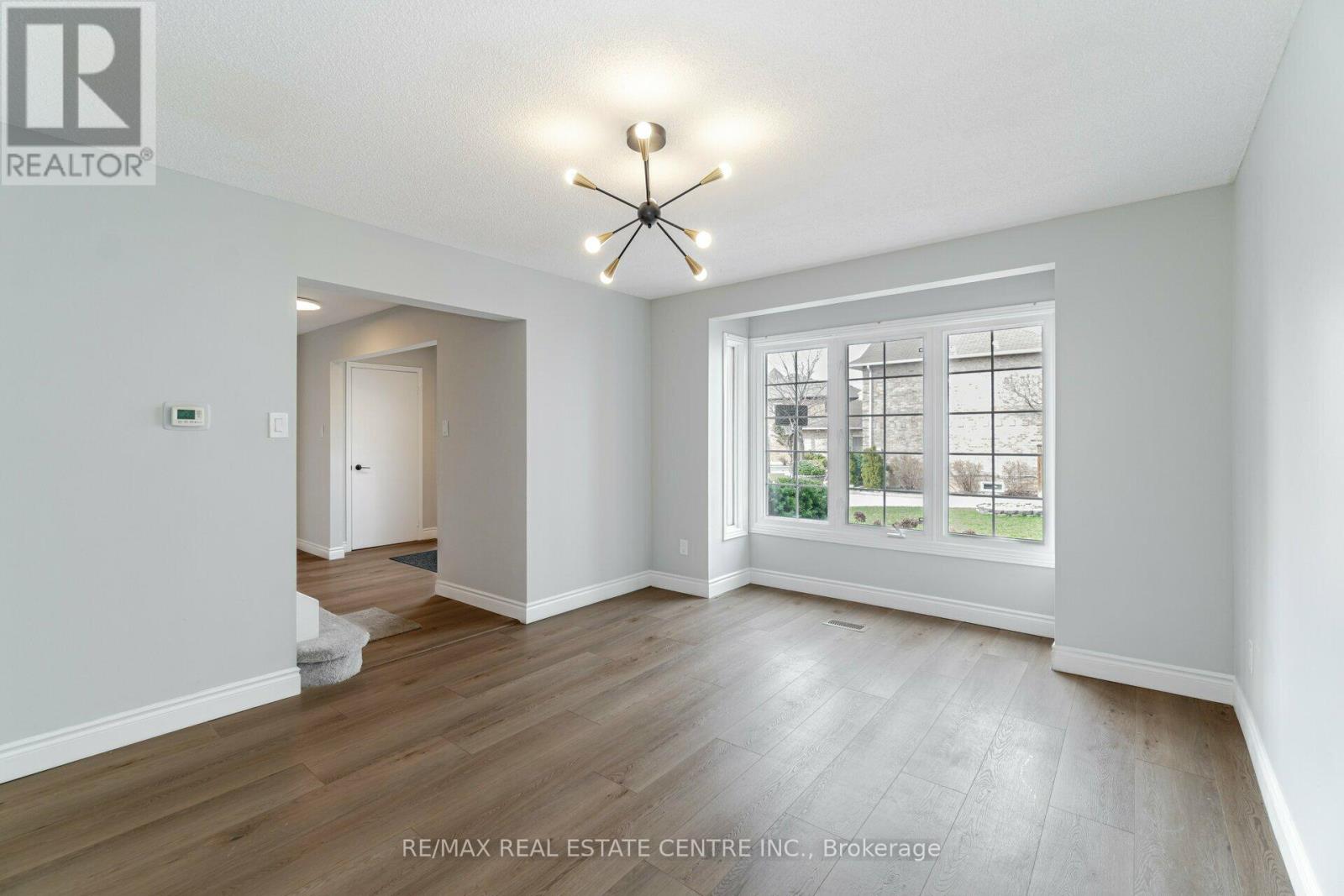 3246 Trelawny Circle, Mississauga, Ontario  L5N 5G6 - Photo 6 - W12091353