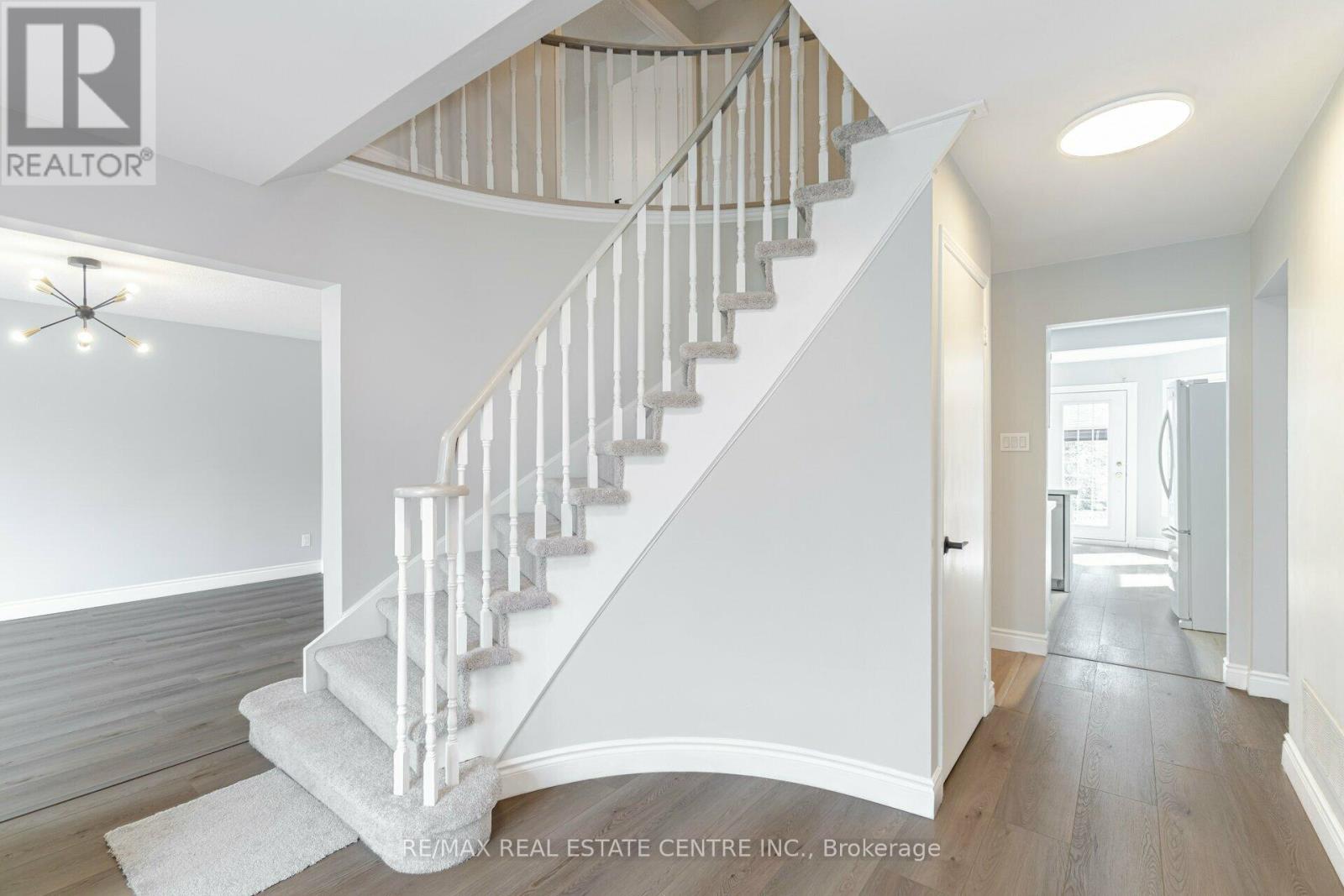 3246 Trelawny Circle, Mississauga, Ontario  L5N 5G6 - Photo 8 - W12091353