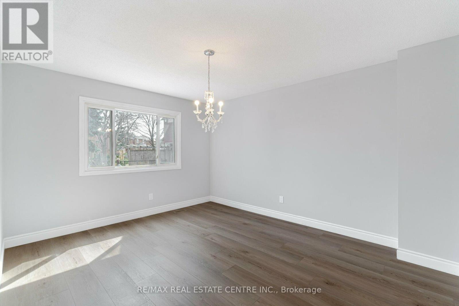 3246 Trelawny Circle, Mississauga, Ontario  L5N 5G6 - Photo 9 - W12091353