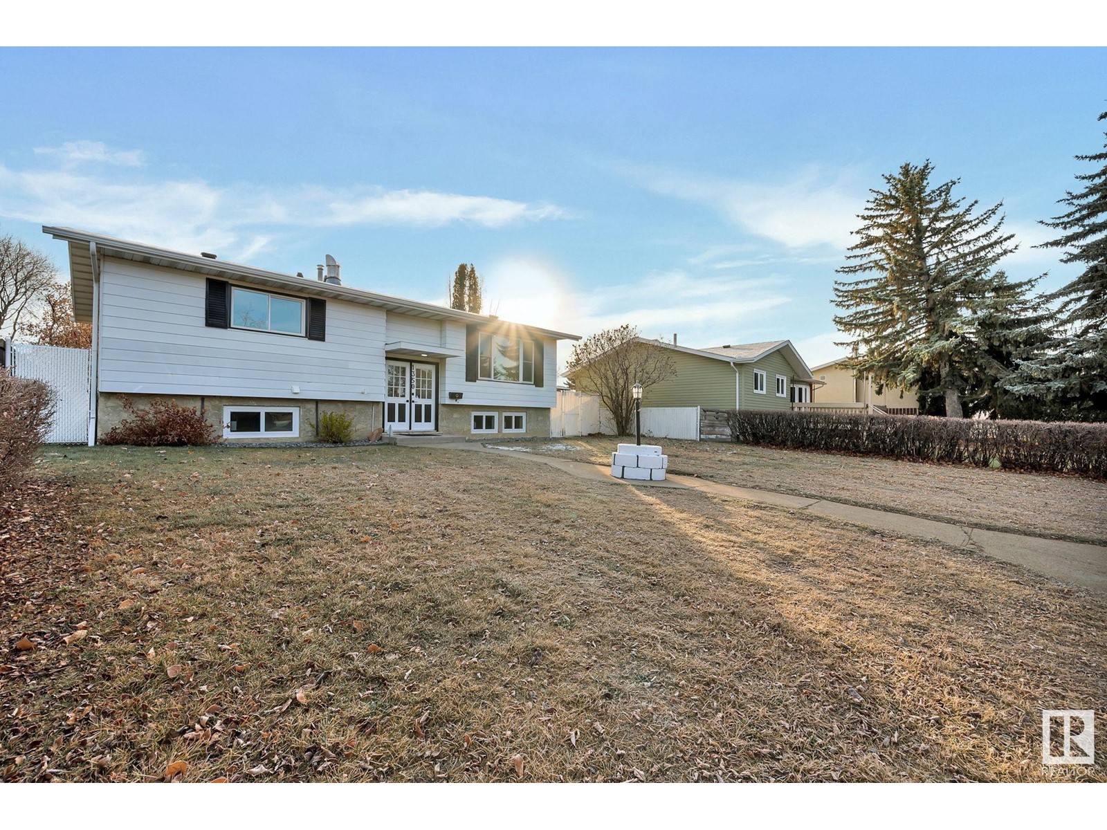 Property at 1350 KNOTTWOOD Rd E NW image 1
