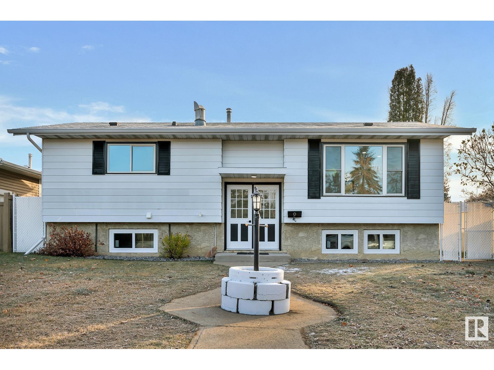 Property at 1350 KNOTTWOOD Rd E NW image 2