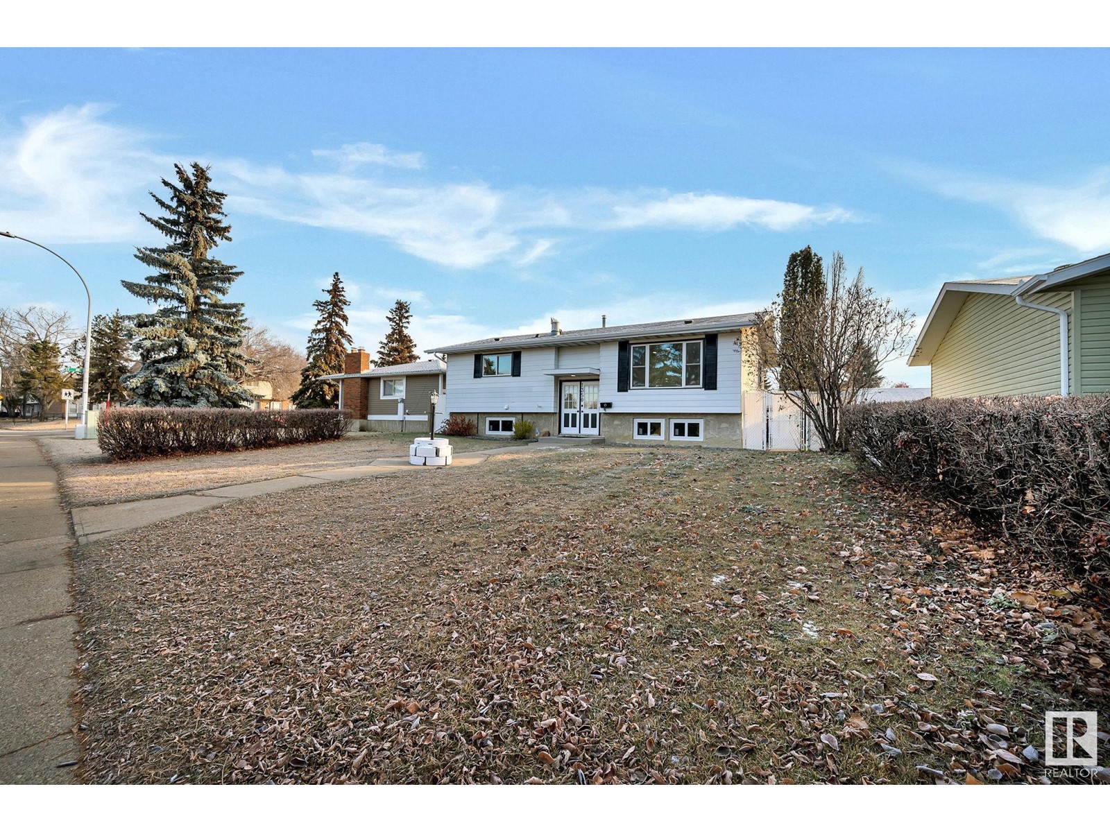 Property at 1350 KNOTTWOOD Rd E NW image 3