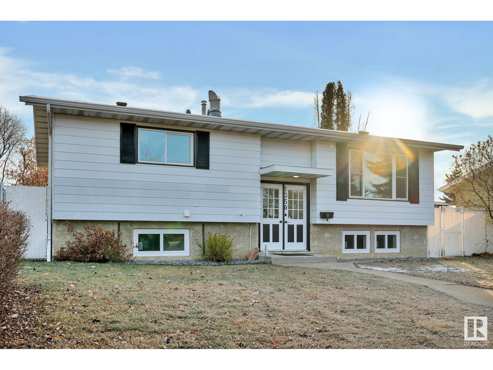 Property at 1350 KNOTTWOOD Rd E NW image 4