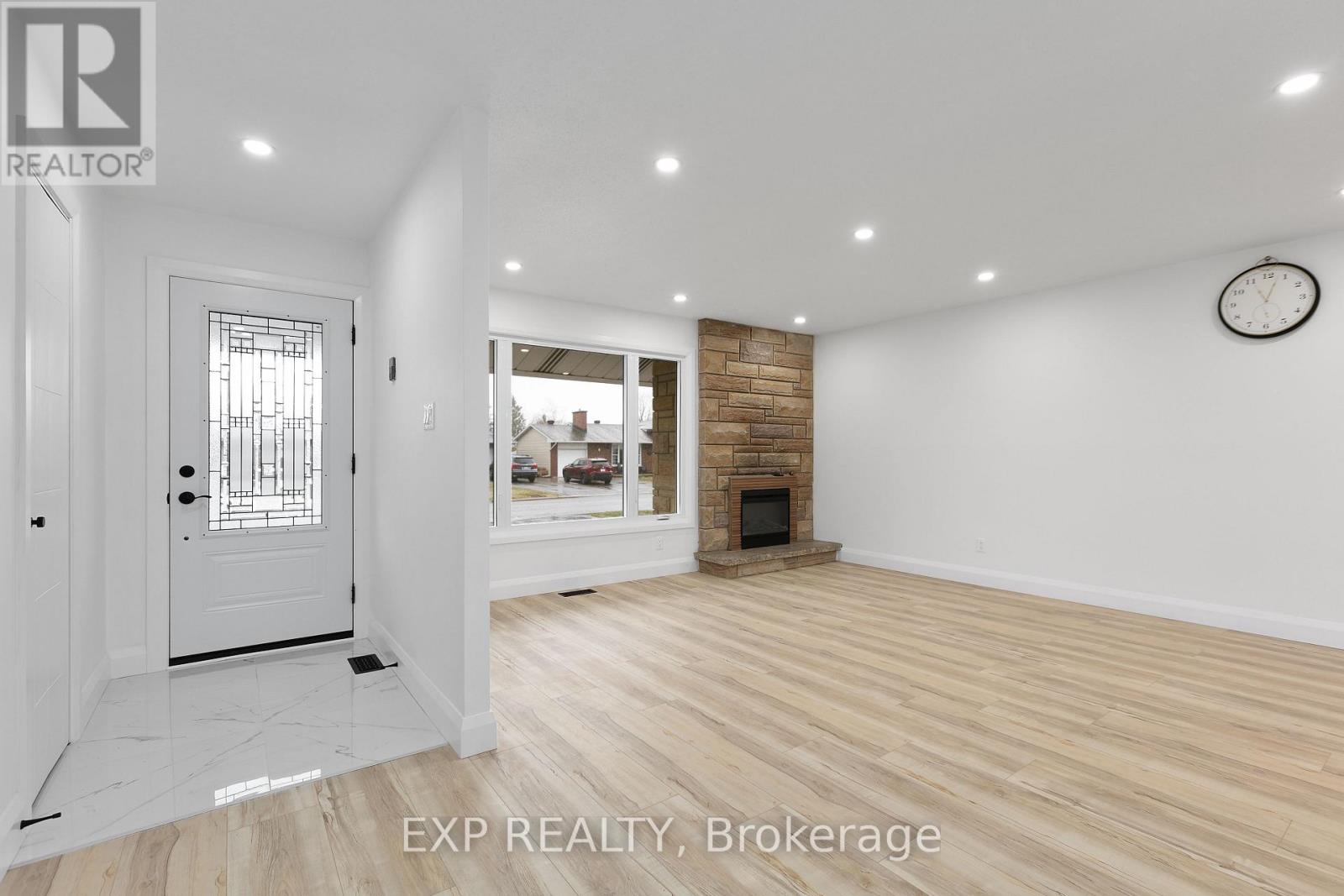 Property at 12 BARRHAVEN CRESCENT image 4