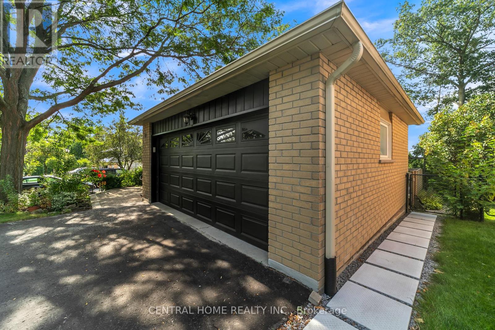 Property at 20 HOLLIS CRESCENT N image 5