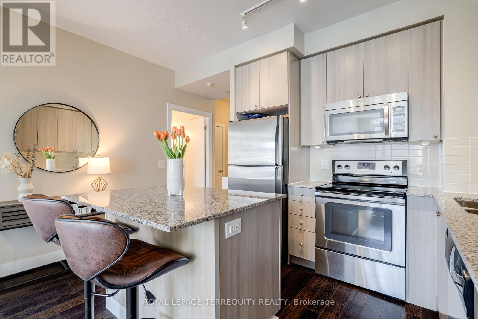 204 - 1638 Bloor Street W, Toronto (High Park North), Ontario  M6P 0A6 - Photo 3 - W12091412