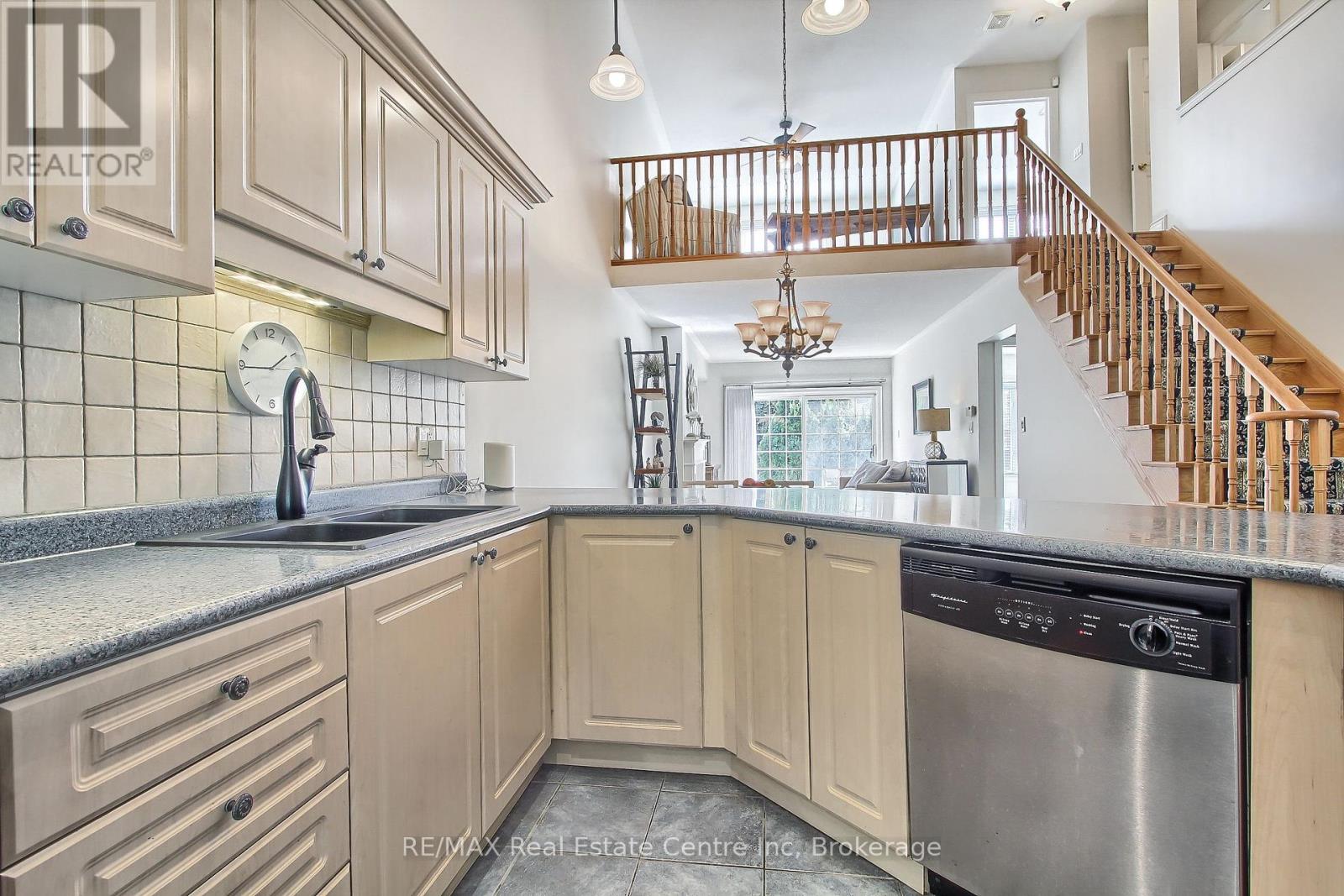 372 Terry Carter Crescent, Newmarket, Ontario  L3Y 9G1 - Photo 6 - N12091433