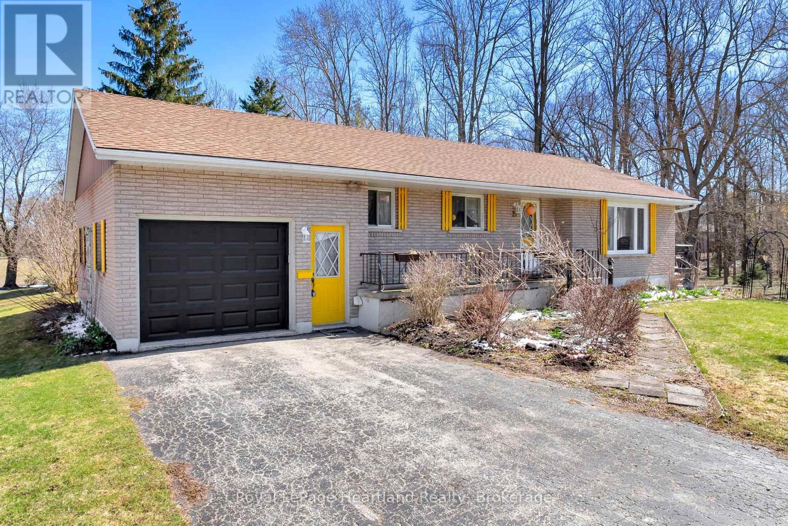 21 Brown Street S, Minto, Ontario  N0G 1M0 - Photo 10 - X12091444
