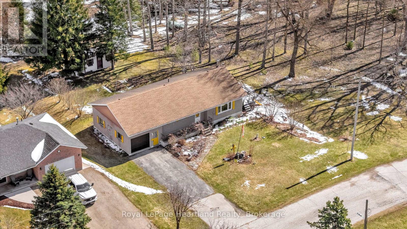 21 Brown Street S, Minto, Ontario  N0G 1M0 - Photo 6 - X12091444