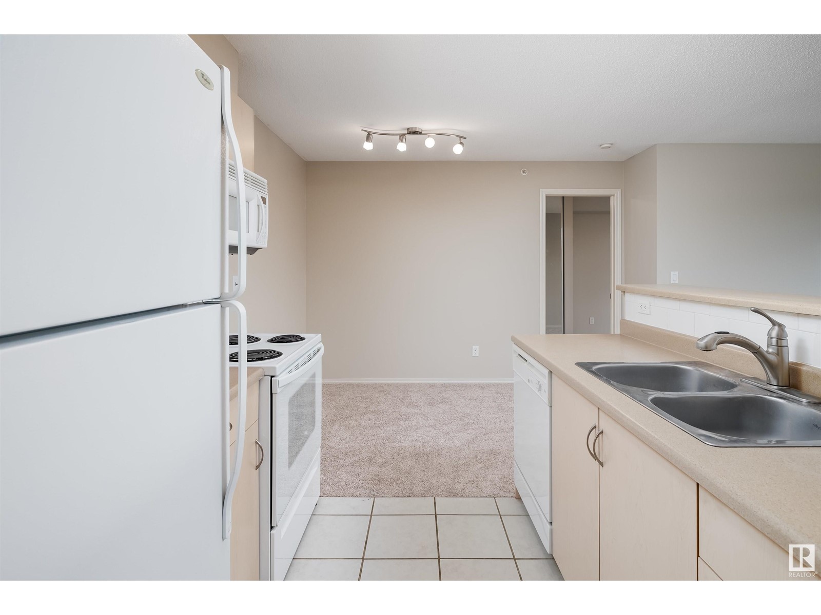 Property at #414 17003 67 AV NW image 2