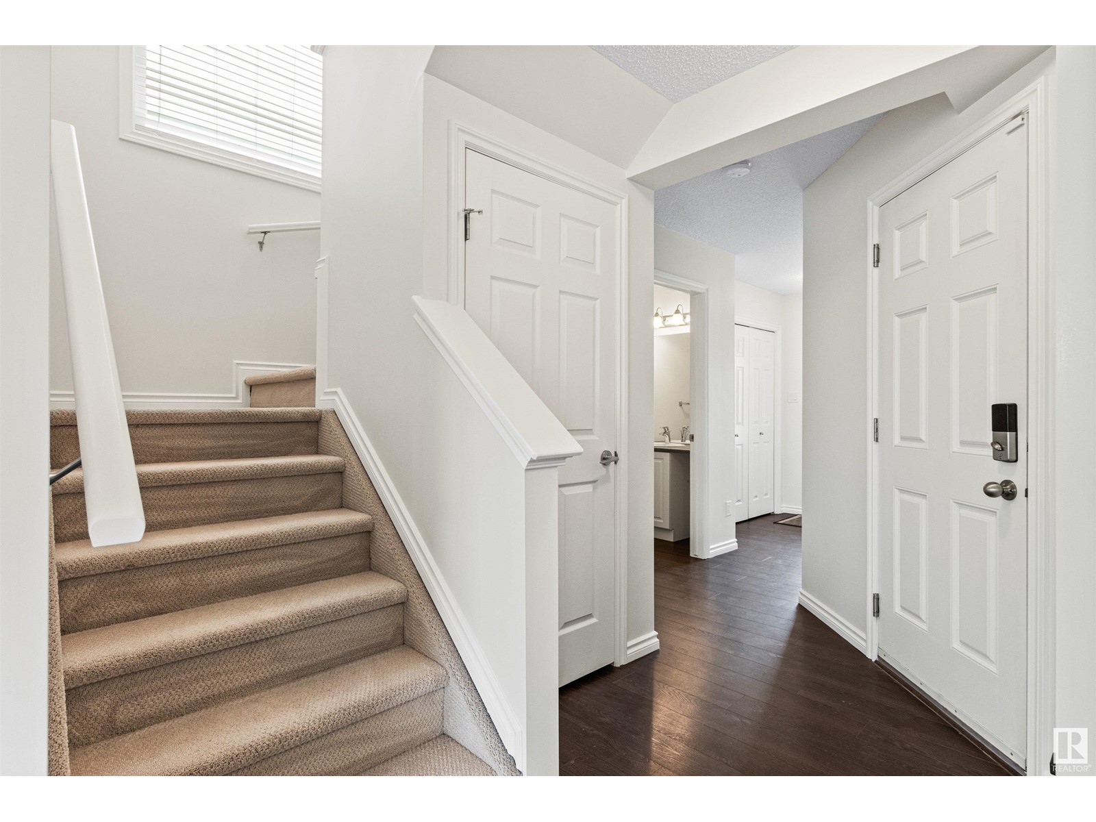 Property at 1712 52 ST SW image 3