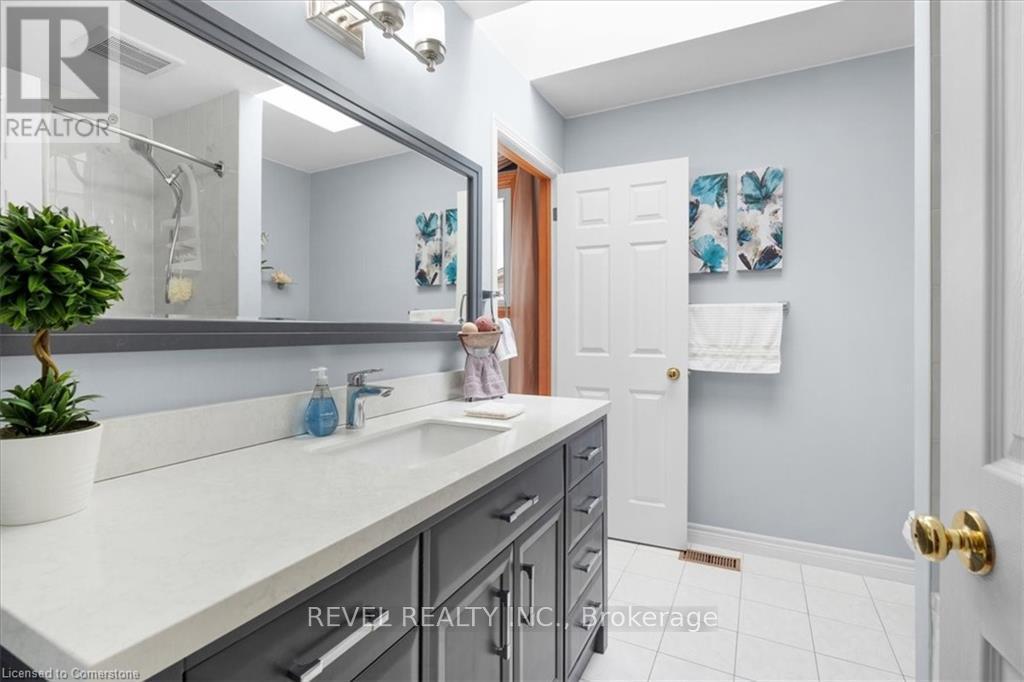 7994 Oakridge Drive, Niagara Falls, Ontario  L2H 2W1 - Photo 20 - X12091521