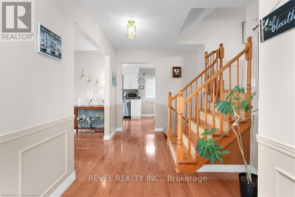 7994 Oakridge Drive, Niagara Falls, Ontario  L2H 2W1 - Photo 5 - X12091521