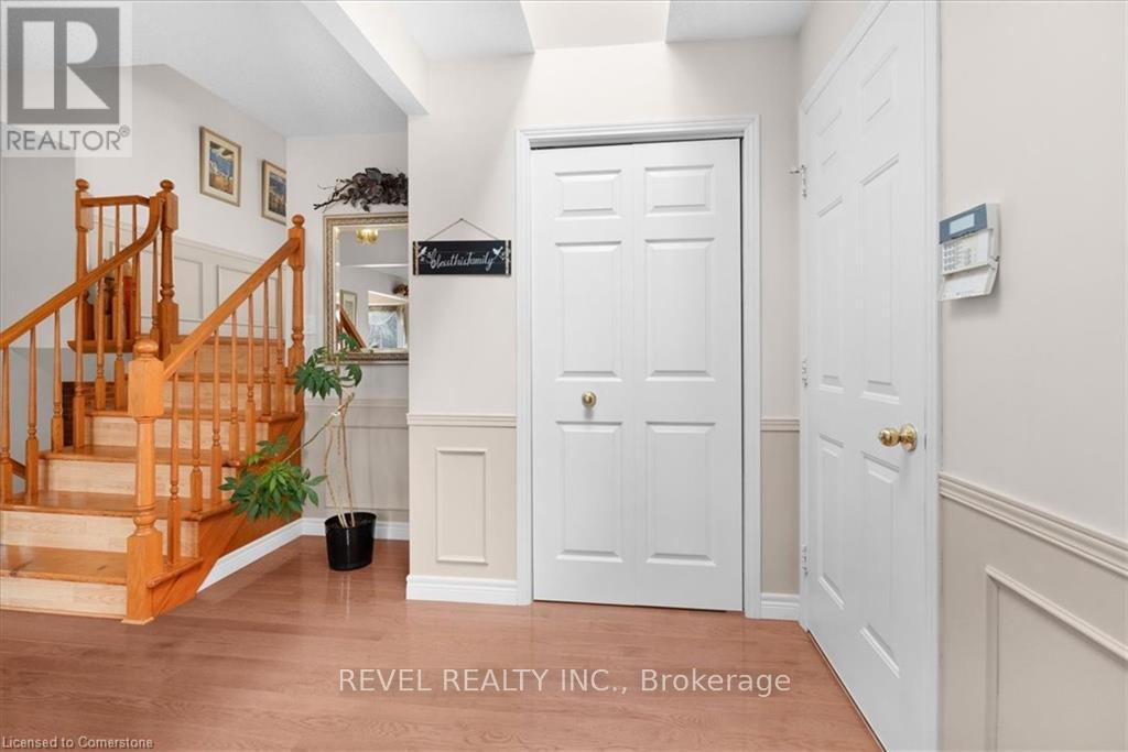 7994 Oakridge Drive, Niagara Falls, Ontario  L2H 2W1 - Photo 6 - X12091521