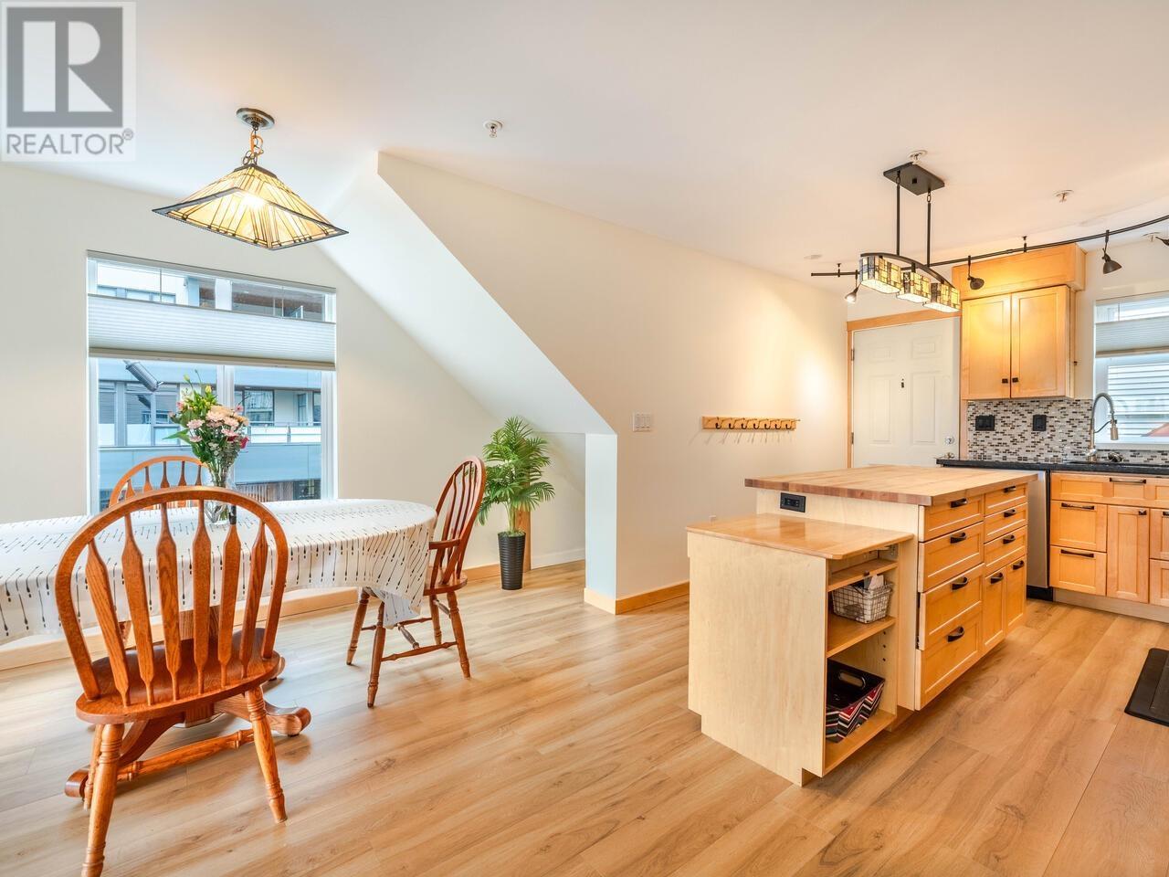 Listing Picture 7 of 40 : 108 4272 ALBERT STREET, Burnaby / 本拿比 - 魯藝地產 Yvonne Lu Group - MLS Medallion Club Member