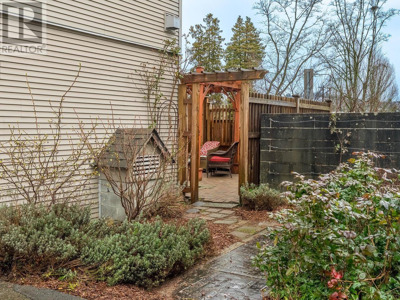 Listing Picture 24 of 40 : 108 4272 ALBERT STREET, Burnaby / 本拿比 - 魯藝地產 Yvonne Lu Group - MLS Medallion Club Member