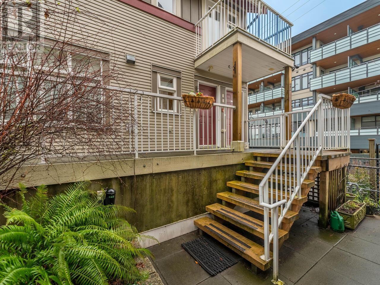 Listing Picture 6 of 40 : 108 4272 ALBERT STREET, Burnaby / 本拿比 - 魯藝地產 Yvonne Lu Group - MLS Medallion Club Member
