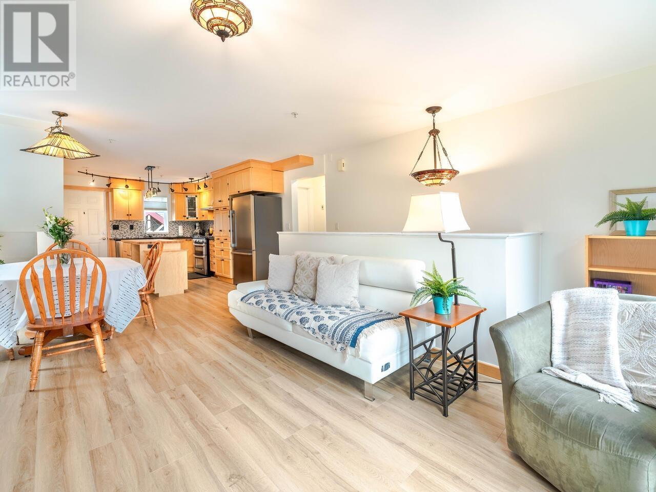 Listing Picture 14 of 40 : 108 4272 ALBERT STREET, Burnaby / 本拿比 - 魯藝地產 Yvonne Lu Group - MLS Medallion Club Member