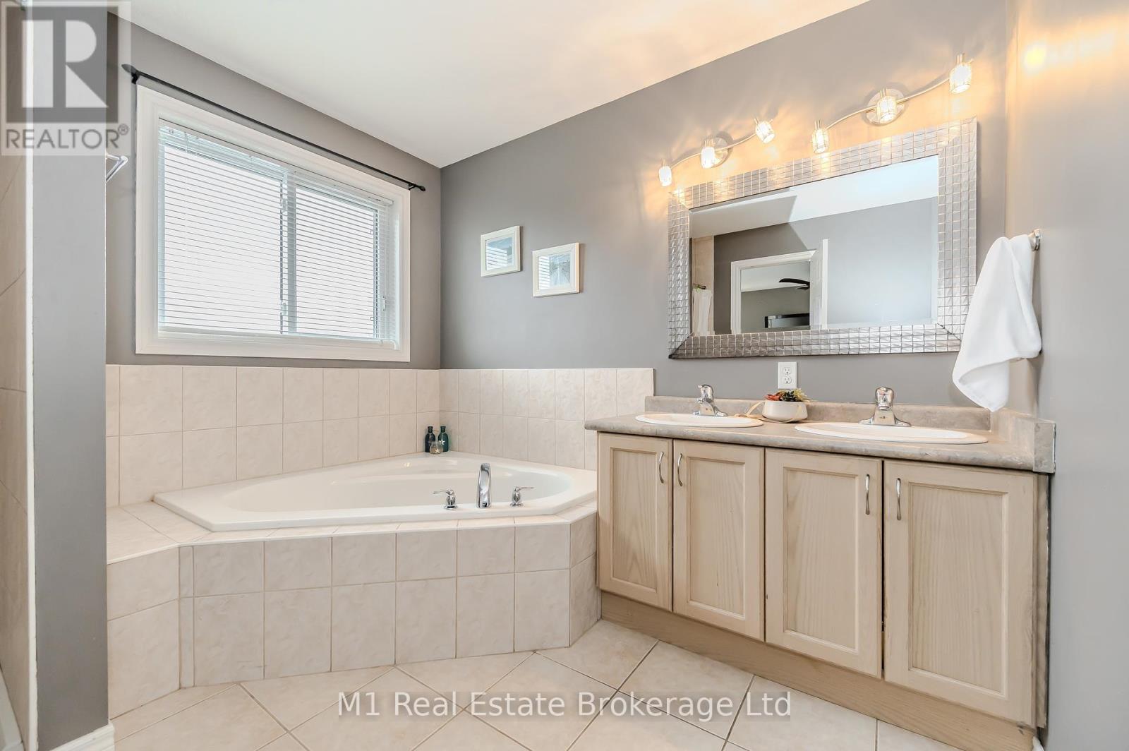 4 Endeavour Drive, Cambridge, Ontario  N3C 4C4 - Photo 30 - X12091574
