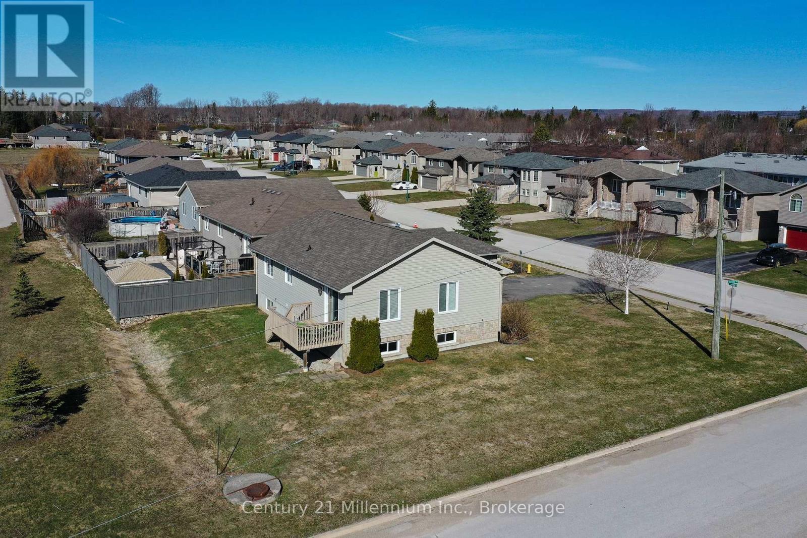 2 St Andrews Drive, Meaford, Ontario  N4L 0A2 - Photo 3 - X12088148