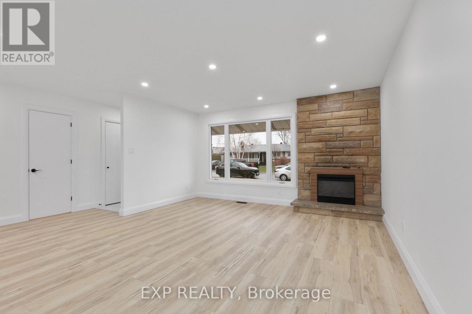 Property at 12 BARRHAVEN CRESCENT image 5