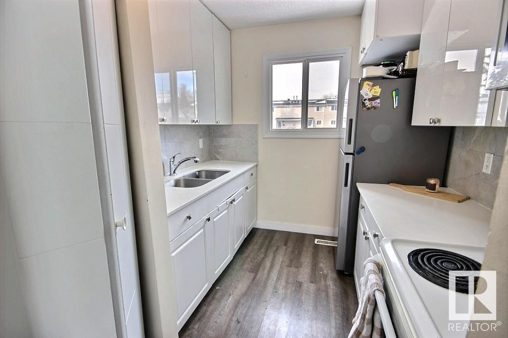 Property at 11372 139 AV NW image 4