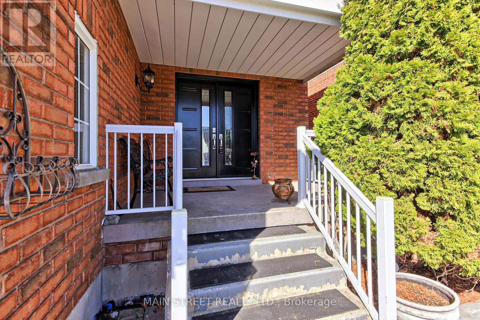 Property at 46 SILVERSTONE CRESCENT image 4