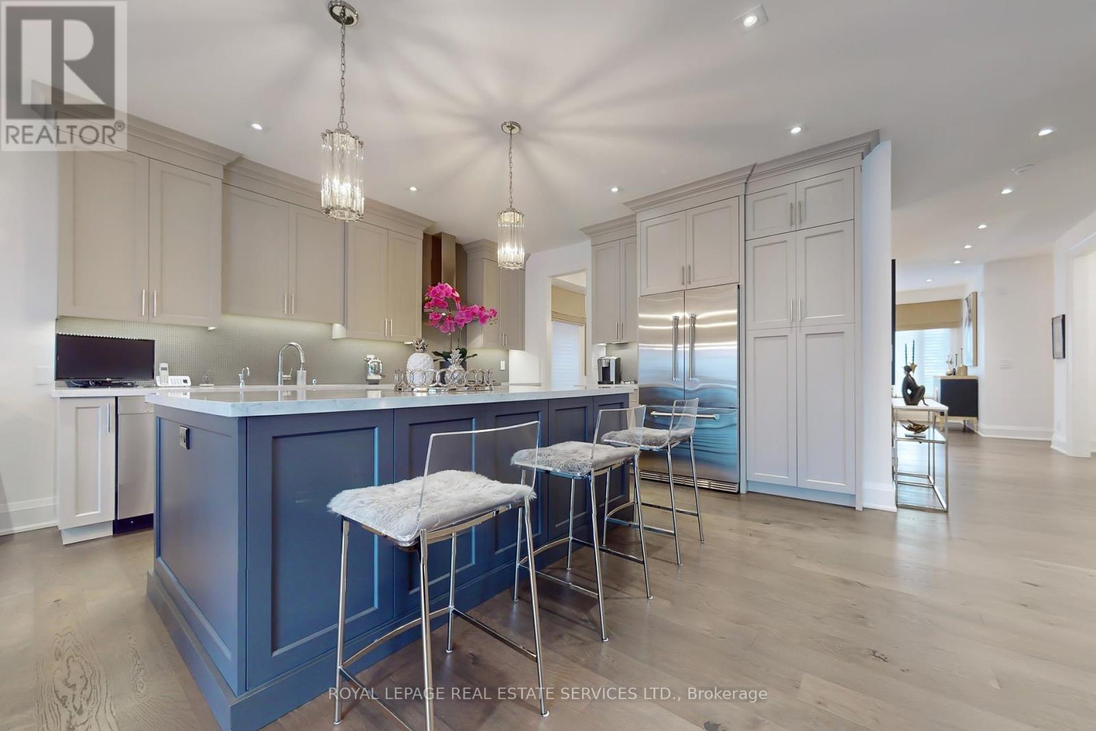 696 Glengrove Avenue, Toronto, Ontario  M6B 3J7 - Photo 9 - C12091042