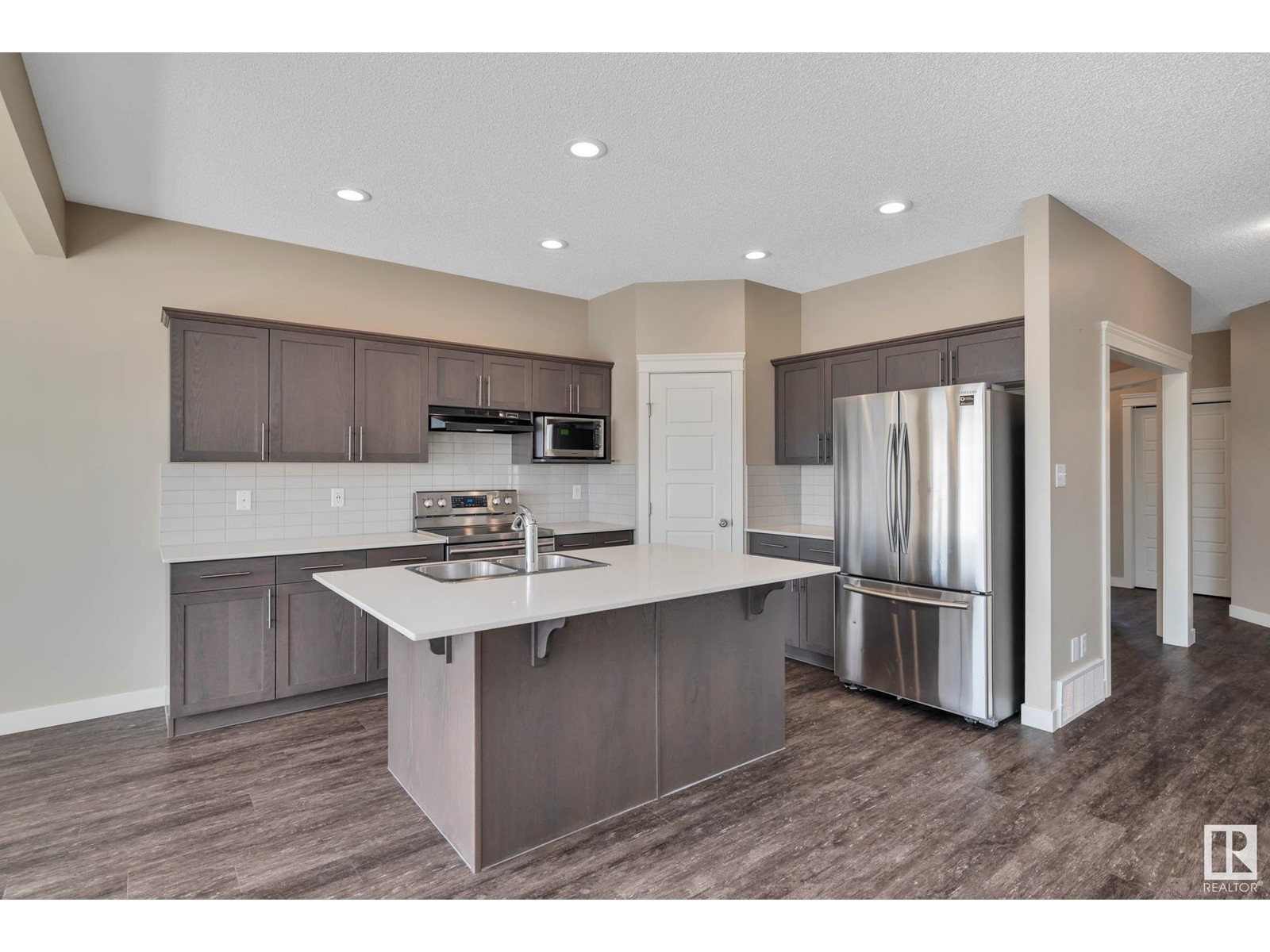 Property at 9863 222 ST NW image 4